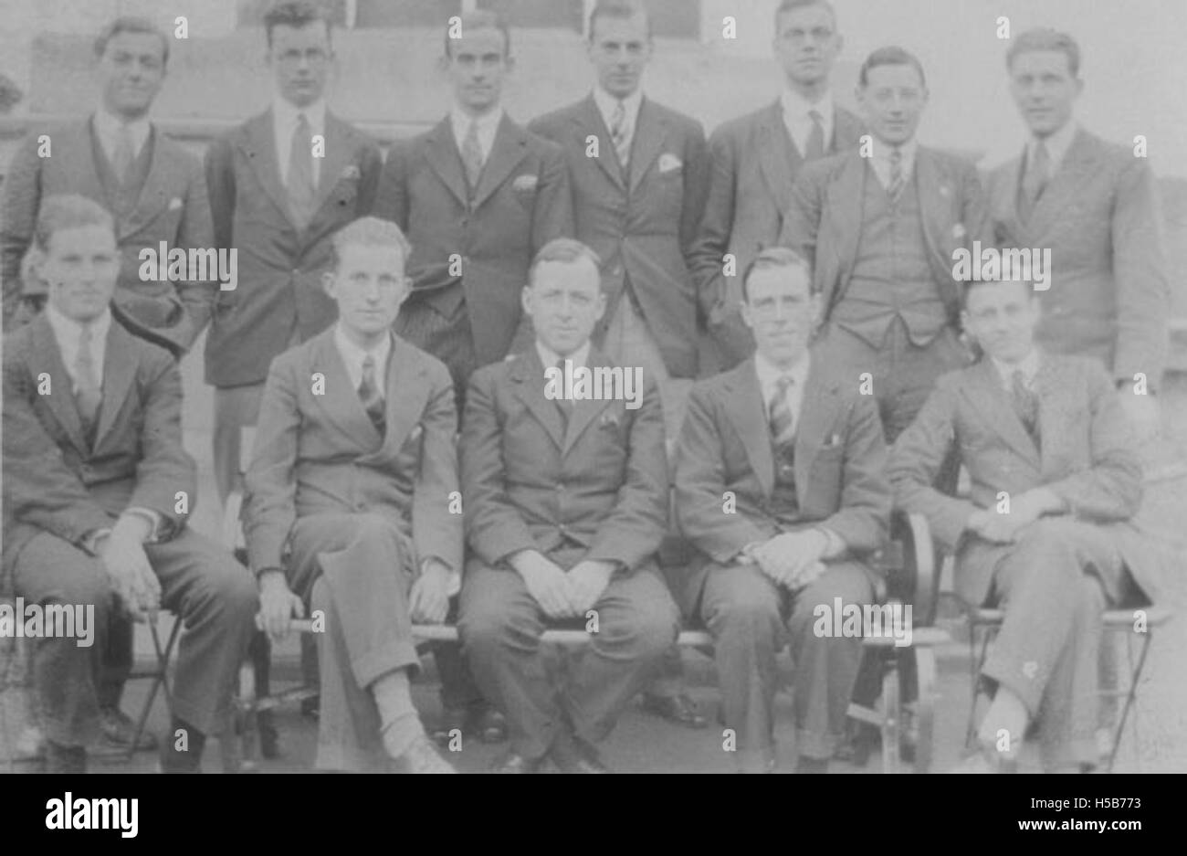 Il LSE Athletic Club nel 1927, probabilmente un'organizzazione studentesca della London School of Economics, è documentato in questa fotografia, che riflette l'impegno dell'istituto accademico nelle attività atletiche extracurriculari durante questo periodo. Foto Stock