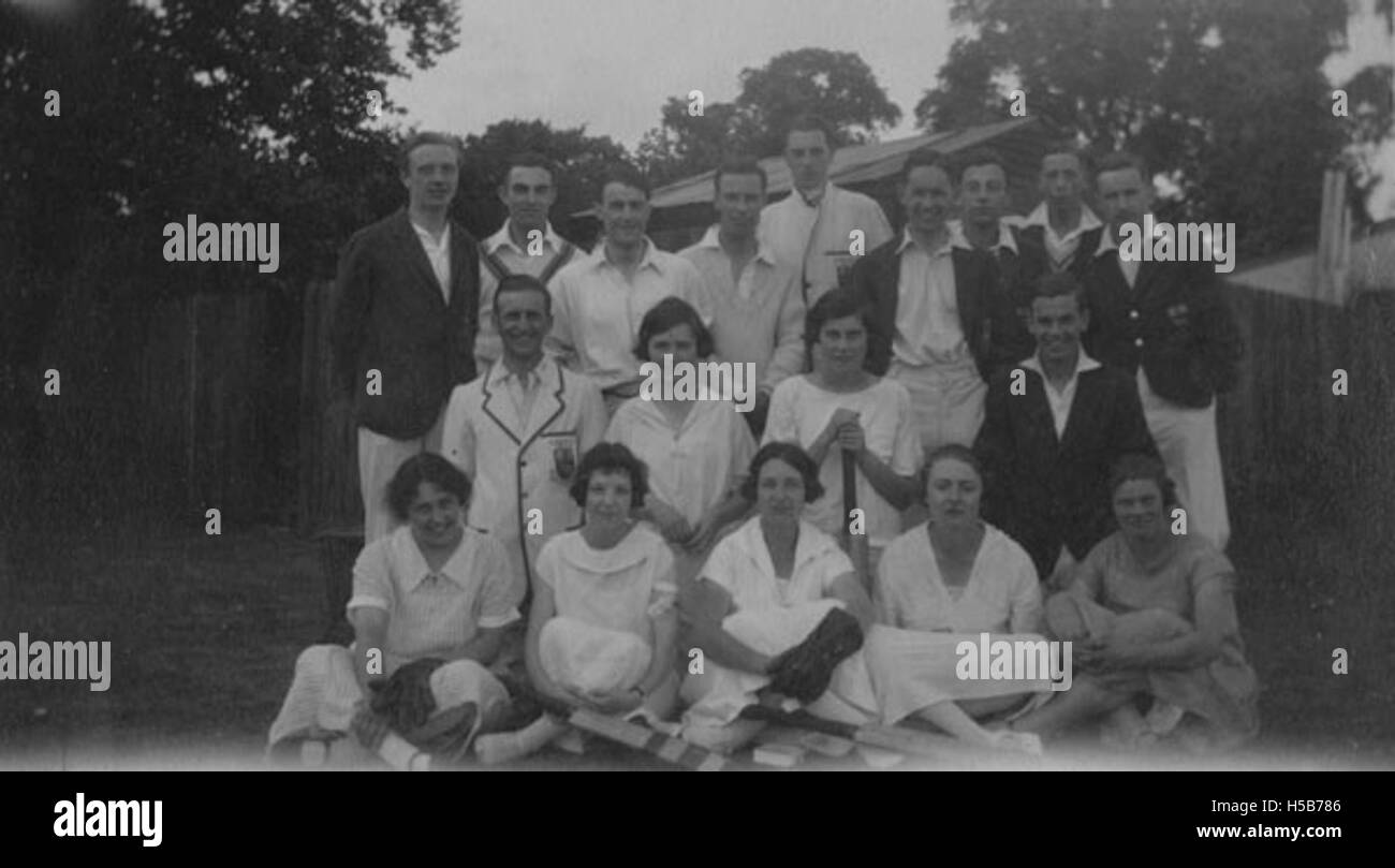 Questa fotografia mostra un gruppo di studenti della London School of Economics (LSE) presso il Malden Sports Ground intorno al 1923, che partecipano ad attività sportive e rappresentano l'impegno dell'istituzione in eventi sportivi. Foto Stock