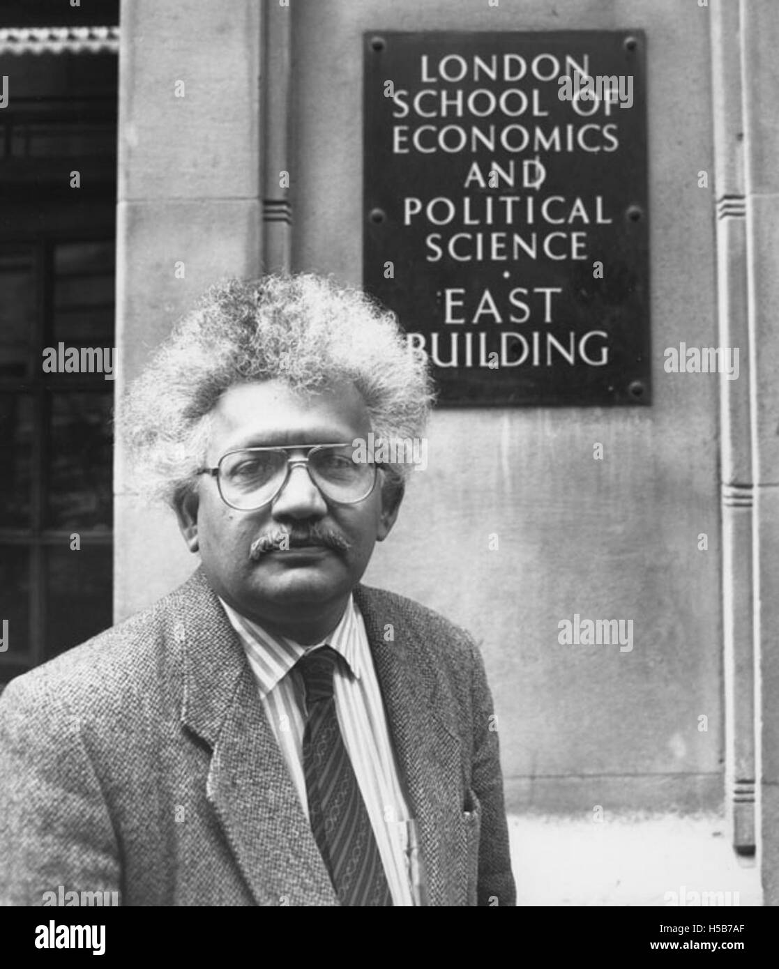 Lord Meghnad Desai è un economista e politico britannico di origine indiana, noto per il suo lavoro nella teoria sociale ed economica. Fu un membro di spicco della camera dei lord e contribuì in modo significativo alle discussioni sullo sviluppo economico, la globalizzazione e l'economia. Foto Stock