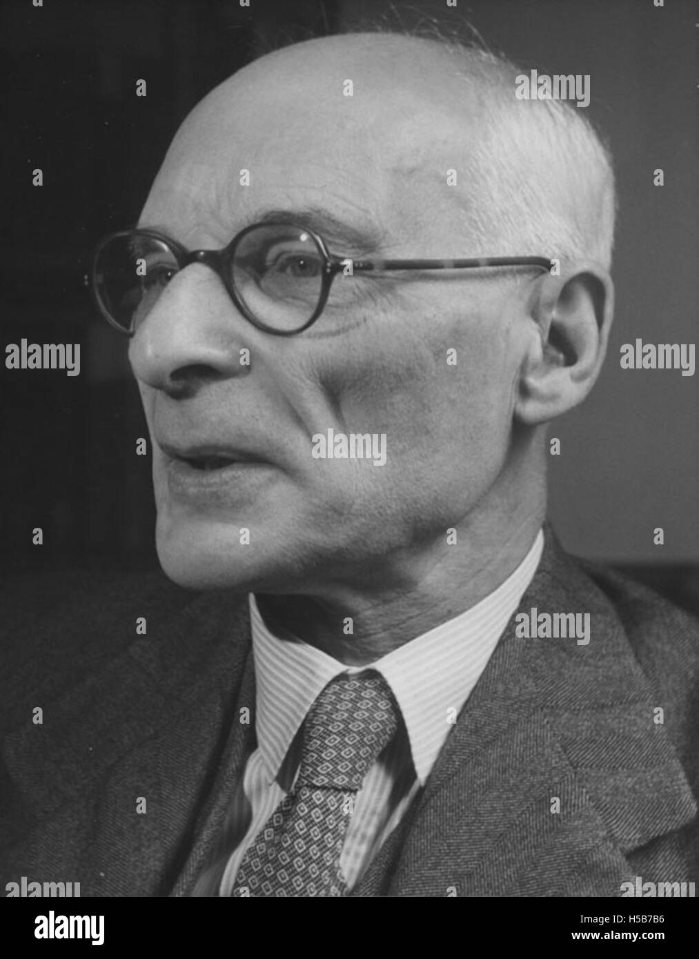 Un ritratto di Sir Alexander Morris Carr-Saunders, un noto sociologo britannico e teorico sociale, scattato intorno al 1960. È noto per i suoi contributi ai campi della sociologia e delle scienze sociali. Foto Stock