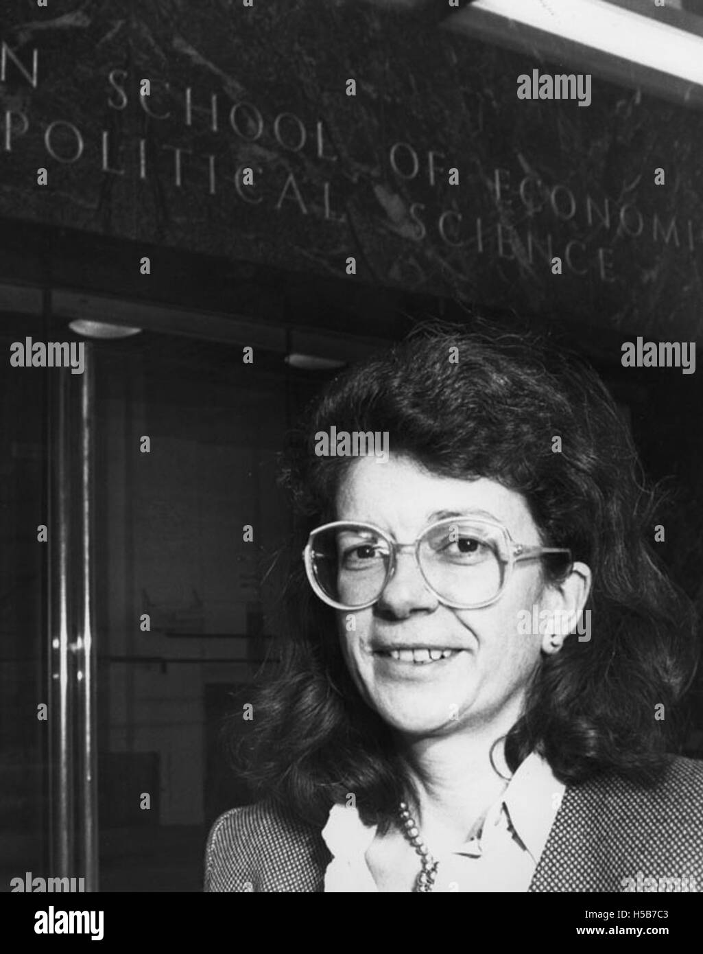 Janet Stockdale è ritratta negli anni '1980, potenzialmente durante un evento notevole o momento personale. L'immagine fornisce informazioni sulla moda, le tendenze sociali o la storia personale di questo decennio. Foto Stock