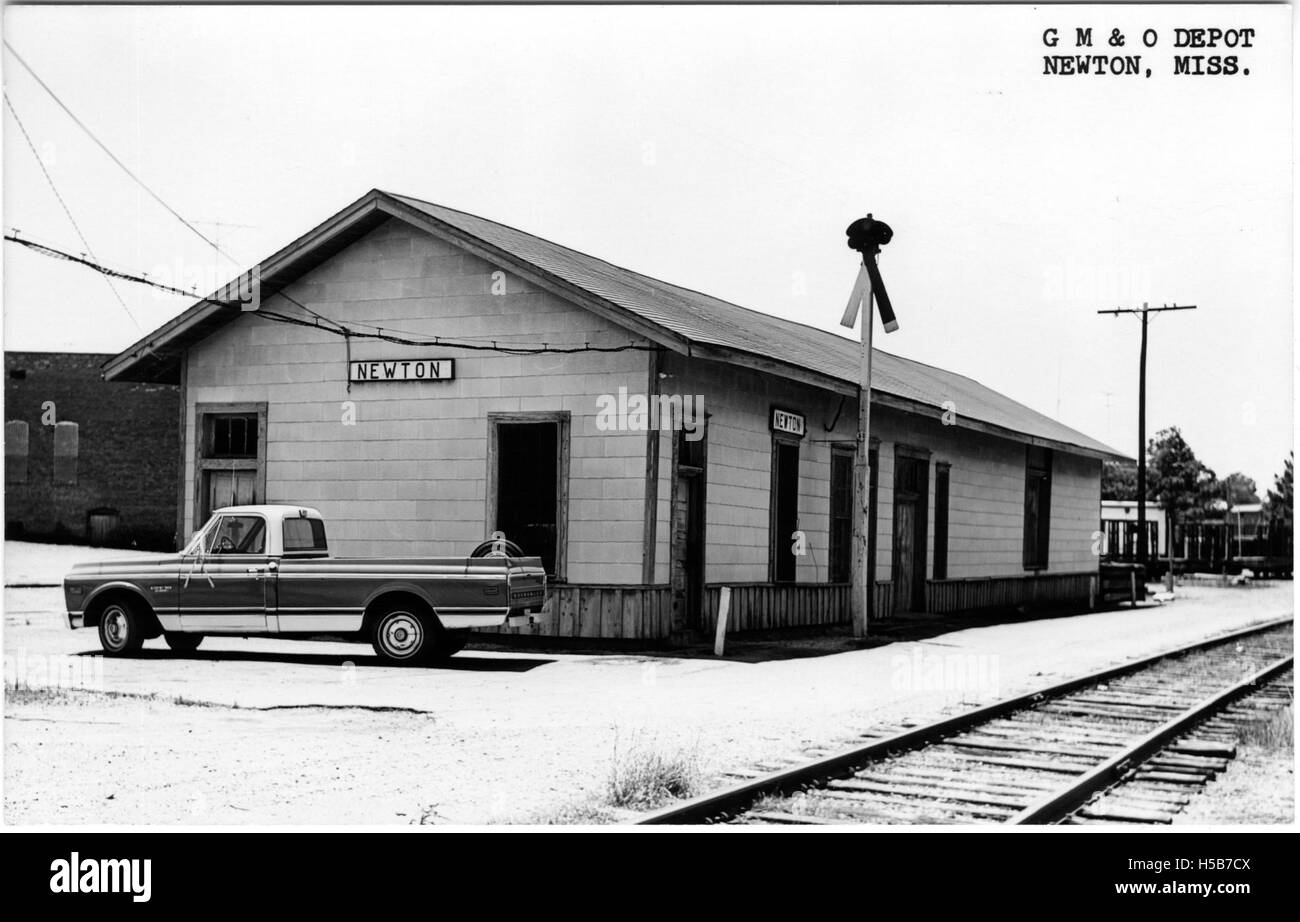 Il G M and o Depot di Newton, Mississippi, fu un importante snodo per il sistema ferroviario tra la fine del XIX e l'inizio del XX secolo. Il deposito ha svolto un ruolo cruciale nei trasporti e nel commercio nella regione, contribuendo a collegare le comunità locali con le città più grandi e facilitando la circolazione di merci e passeggeri. Foto Stock