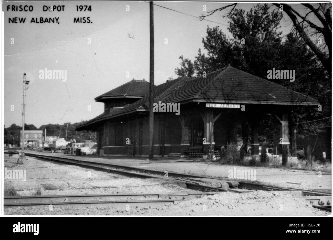 GM&o Depot a New Albany, Mississippi, una storica stazione ferroviaria che funge da deposito per la Gulf, Mobile e Ohio Railroad. Foto Stock