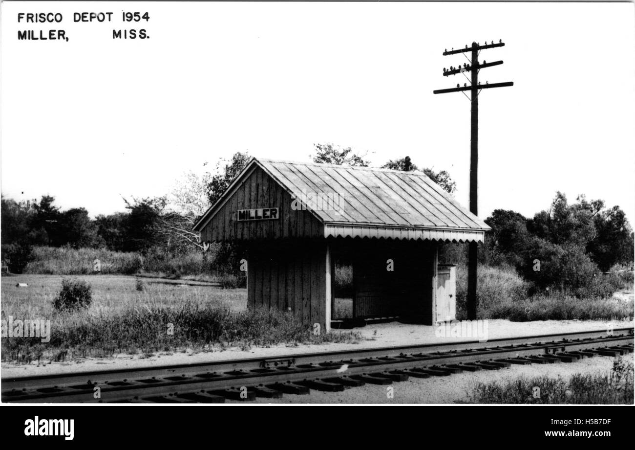 Una fotografia del 1954 del Frisco Depot, che mostra lo stile architettonico, l'attività della stazione ferroviaria e le infrastrutture di trasporto della metà del XX secolo, scattata da Miller, Miss. Foto Stock