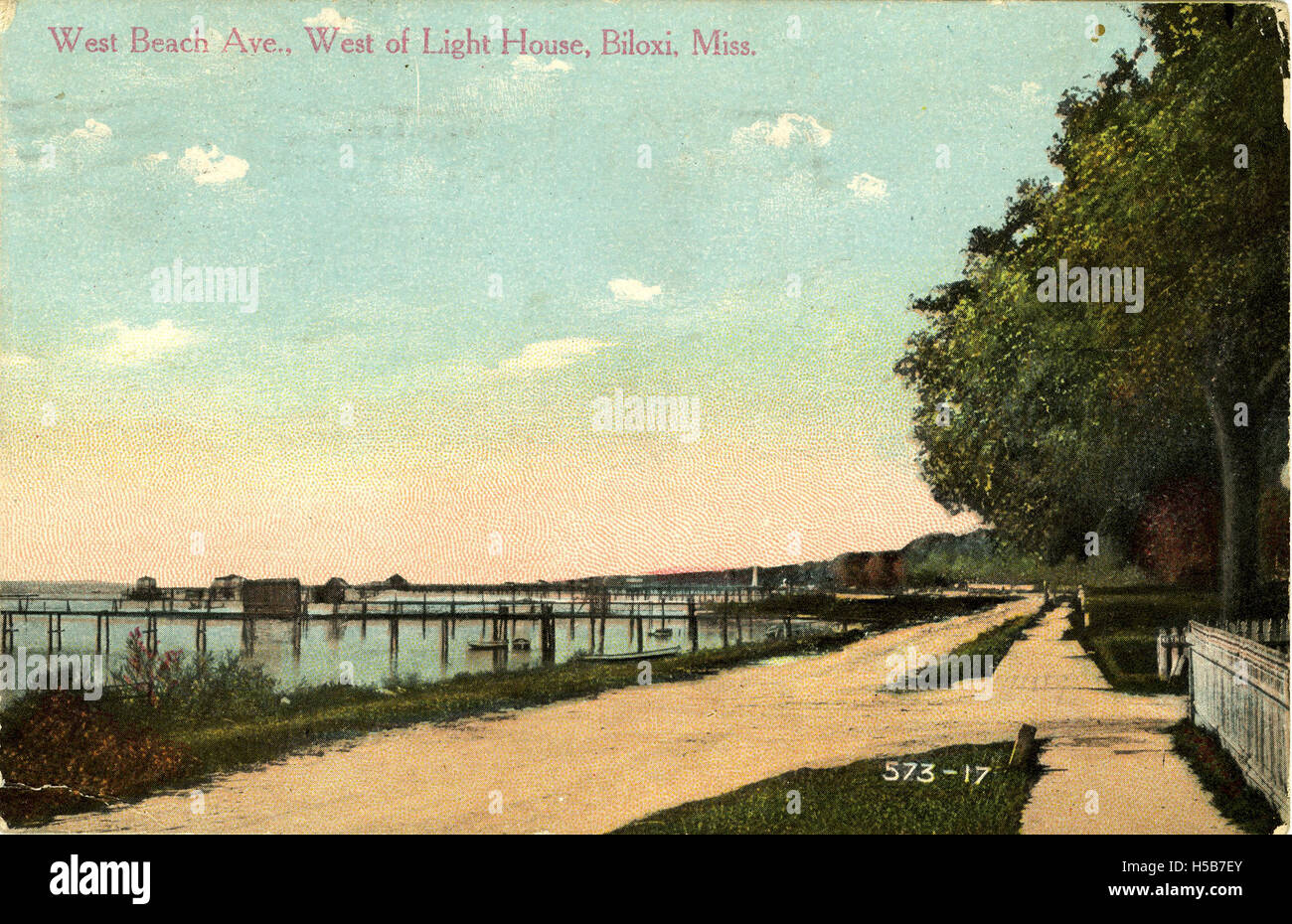 Una fotografia di West Beach Avenue a Biloxi, Mississippi, presa ad ovest del faro. L'area è conosciuta per il suo paesaggio costiero e i luoghi di interesse locali. Foto Stock
