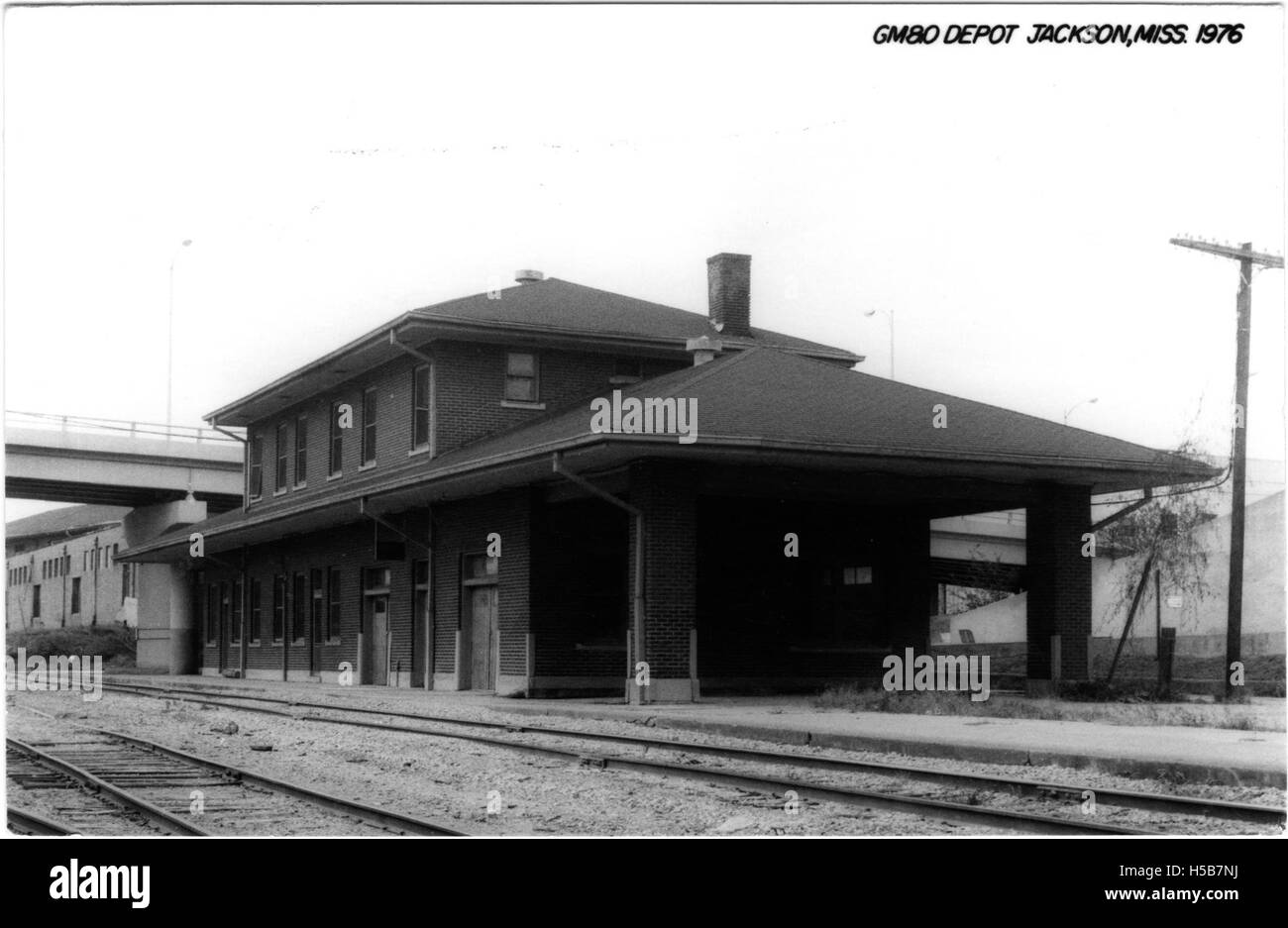 Il GM&o Depot di Jackson, Mississippi, fotografato nel 1976, era un importante nodo di trasporto per la Gulf, Mobile and Ohio Railroad, rappresentando la storia delle ferrovie della metà del XX secolo nella regione. Foto Stock