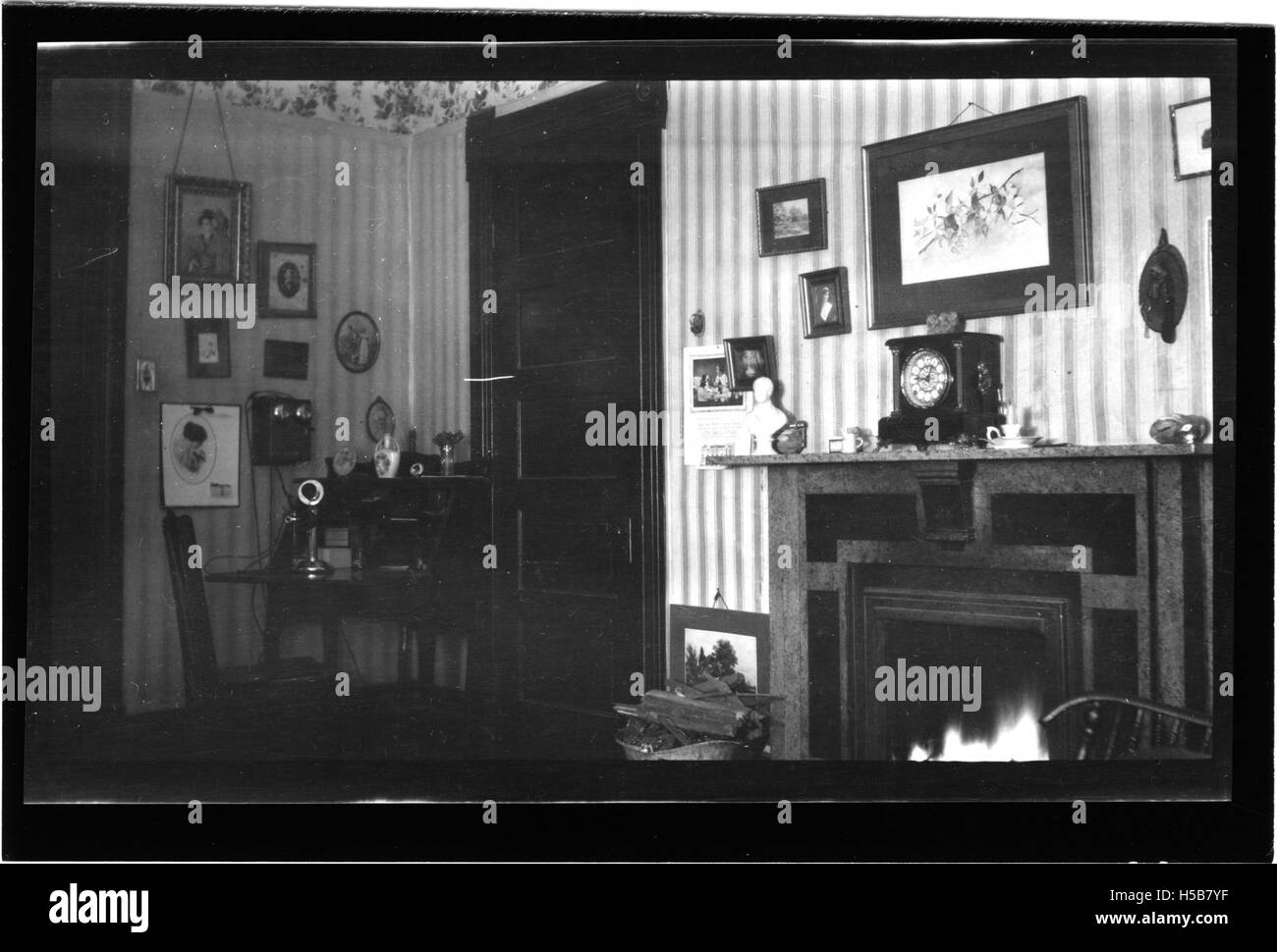 Questo titolo si riferisce a una serie fotografica scattata con una torcia elettrica, che offre una vista intima di una stanza. L'illuminazione cattura l'atmosfera e i dettagli della stanza in un modo unico, probabilmente mettendo in mostra lo spazio personale o domestico. Foto Stock