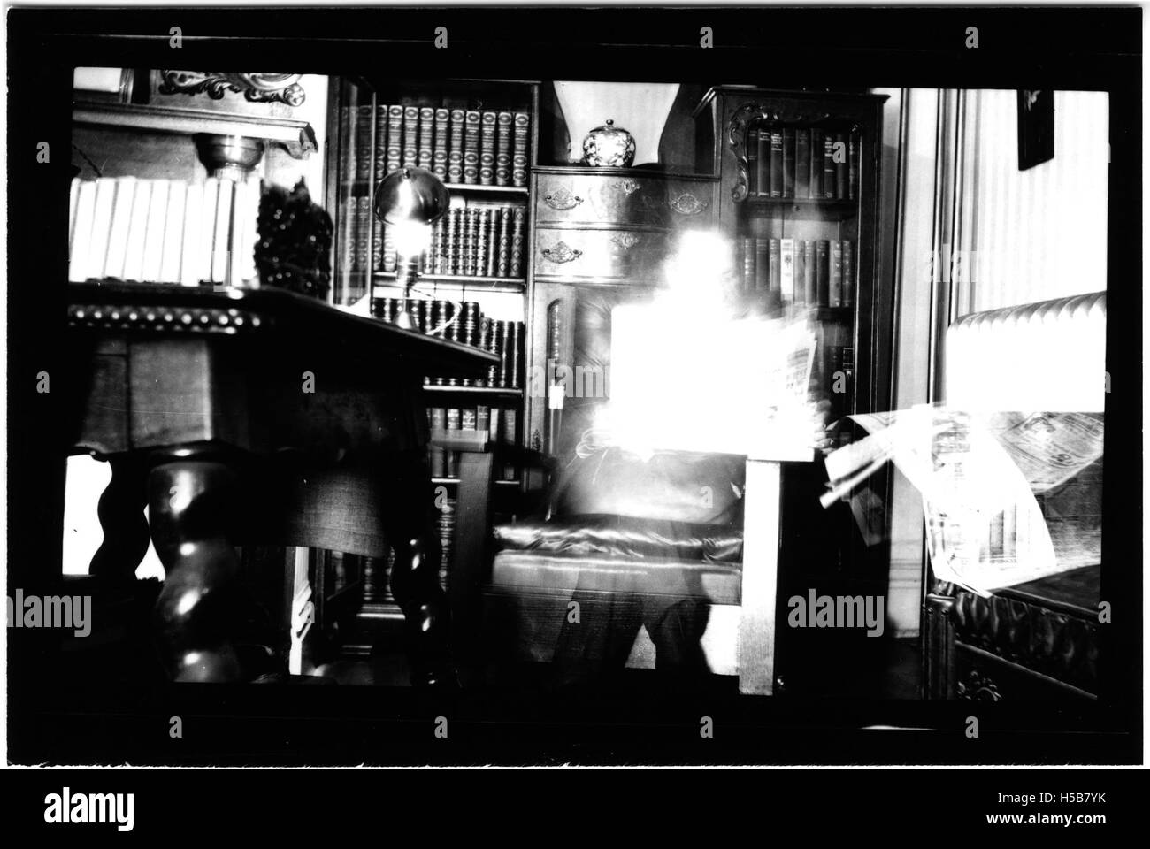 La fotografia intitolata "Views of My room (Flash Light)" cattura una prospettiva personale, illuminata con un flash. L'immagine offre probabilmente uno sguardo intimo nello spazio, concentrandosi sull'atmosfera creata dall'illuminazione artificiale. Foto Stock