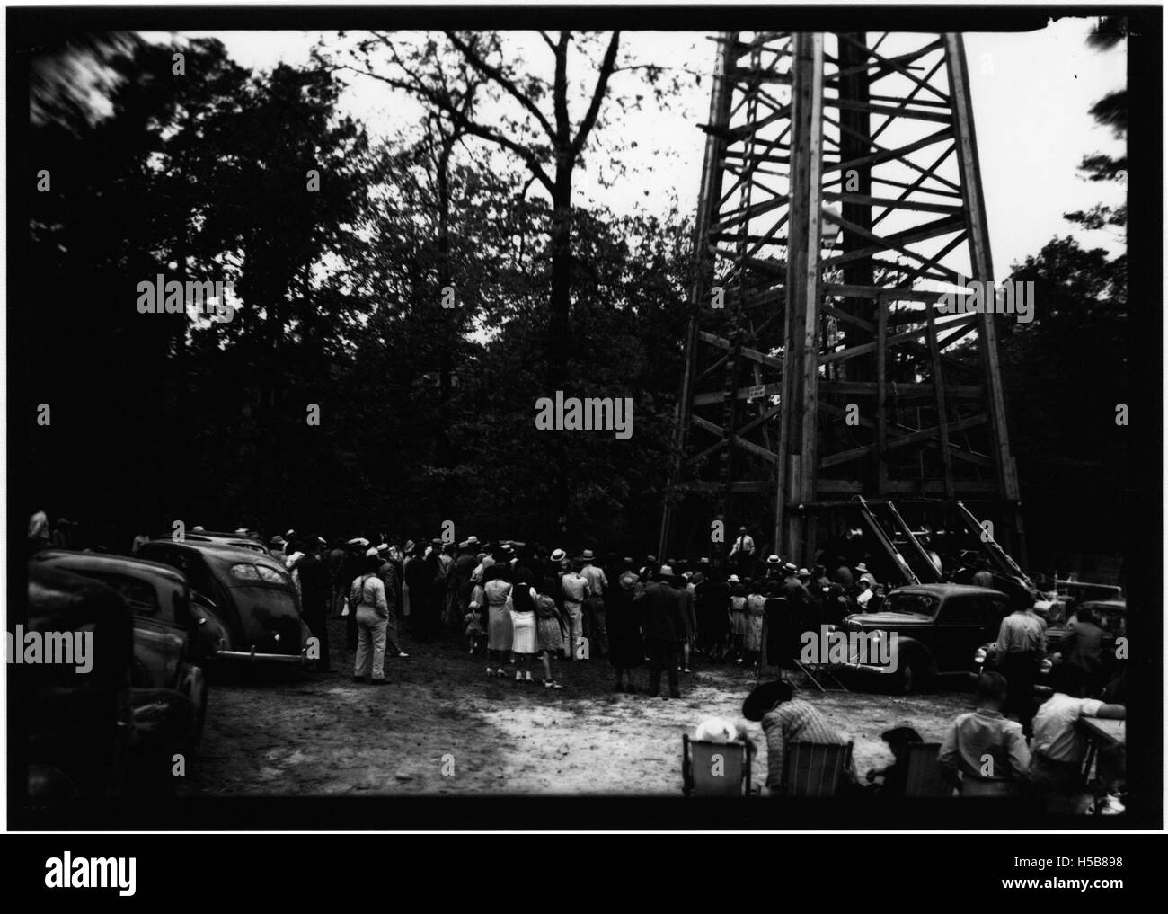 Una cerimonia di dedica del pozzo segna l'apertura ufficiale o il riconoscimento di un pozzo, spesso per scopi comunitari o cerimoniali. L'evento può includere discorsi, rituali e celebrazioni, simboleggiando il significato del pozzo per l'area locale o i suoi residenti. Foto Stock