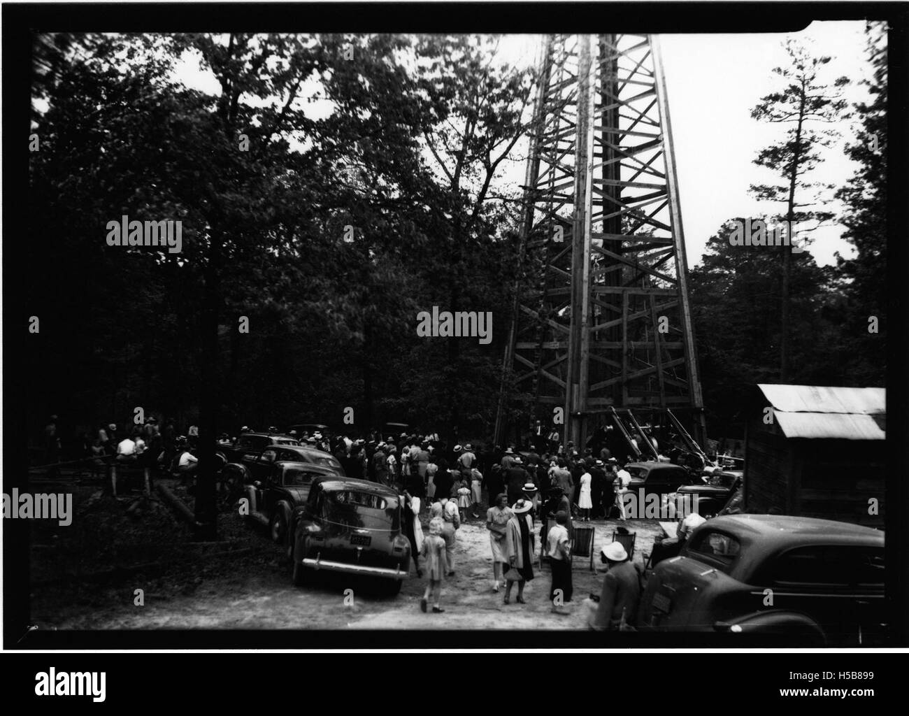 Una cerimonia di dedizione del pozzo segna l'apertura ufficiale o la benedizione di un nuovo pozzo, spesso nelle aree rurali o in via di sviluppo. Questi eventi evidenziano gli sforzi di sviluppo della comunità e l'importanza dell'accesso all'acqua per le popolazioni locali. Foto Stock