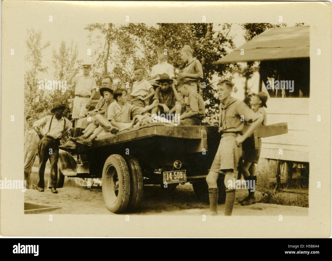 Una fotografia o una descrizione di Boy Scouts, un'organizzazione giovanile internazionale focalizzata sulle abilità all'aperto, la cittadinanza e il servizio alla comunità, fondata all'inizio del XX secolo. Foto Stock Una fotografia o una descrizione di Boy Scouts, un'organizzazione giovanile internazionale focalizzata sulle abilità all'aperto, la cittadinanza e il servizio alla comunità, fondata all'inizio del XX secolo. Foto Stock