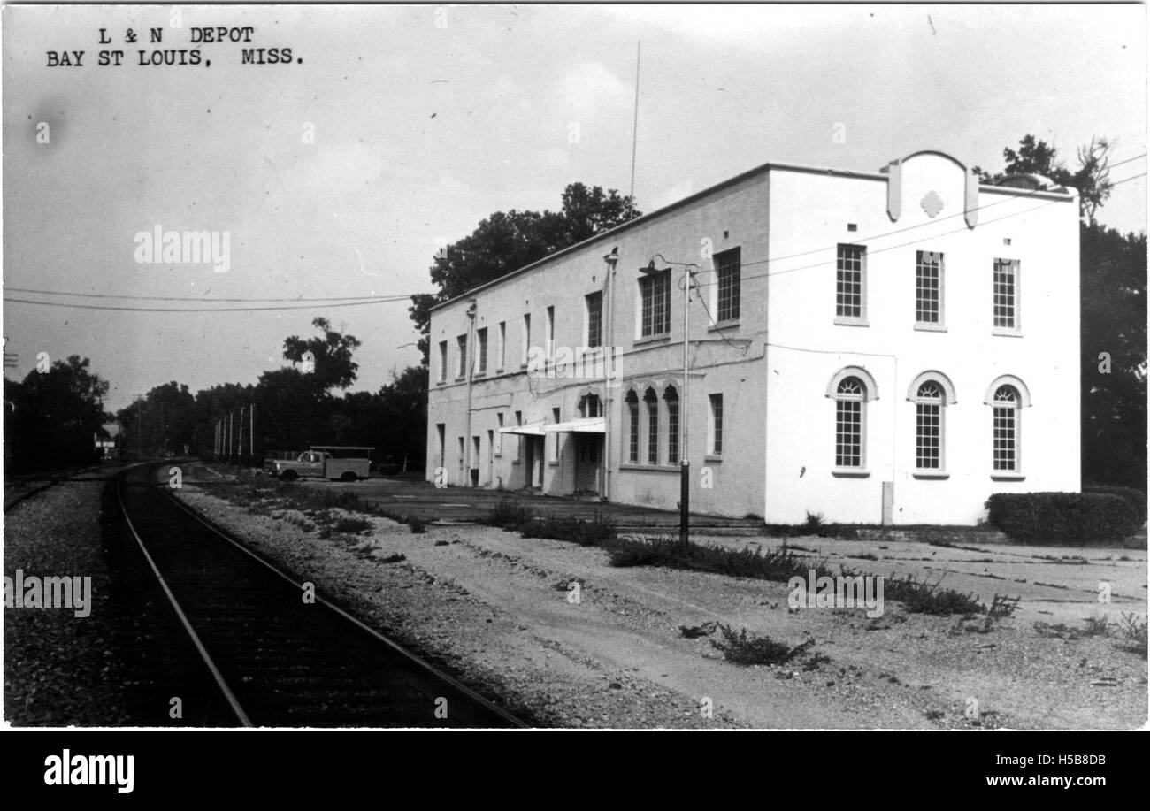 L and N Depot a Bay St. Louis, Mississippi, è una stazione ferroviaria storica che ha giocato un ruolo significativo nella storia dei trasporti della città tra la fine del XIX e l'inizio del XX secolo. Foto Stock