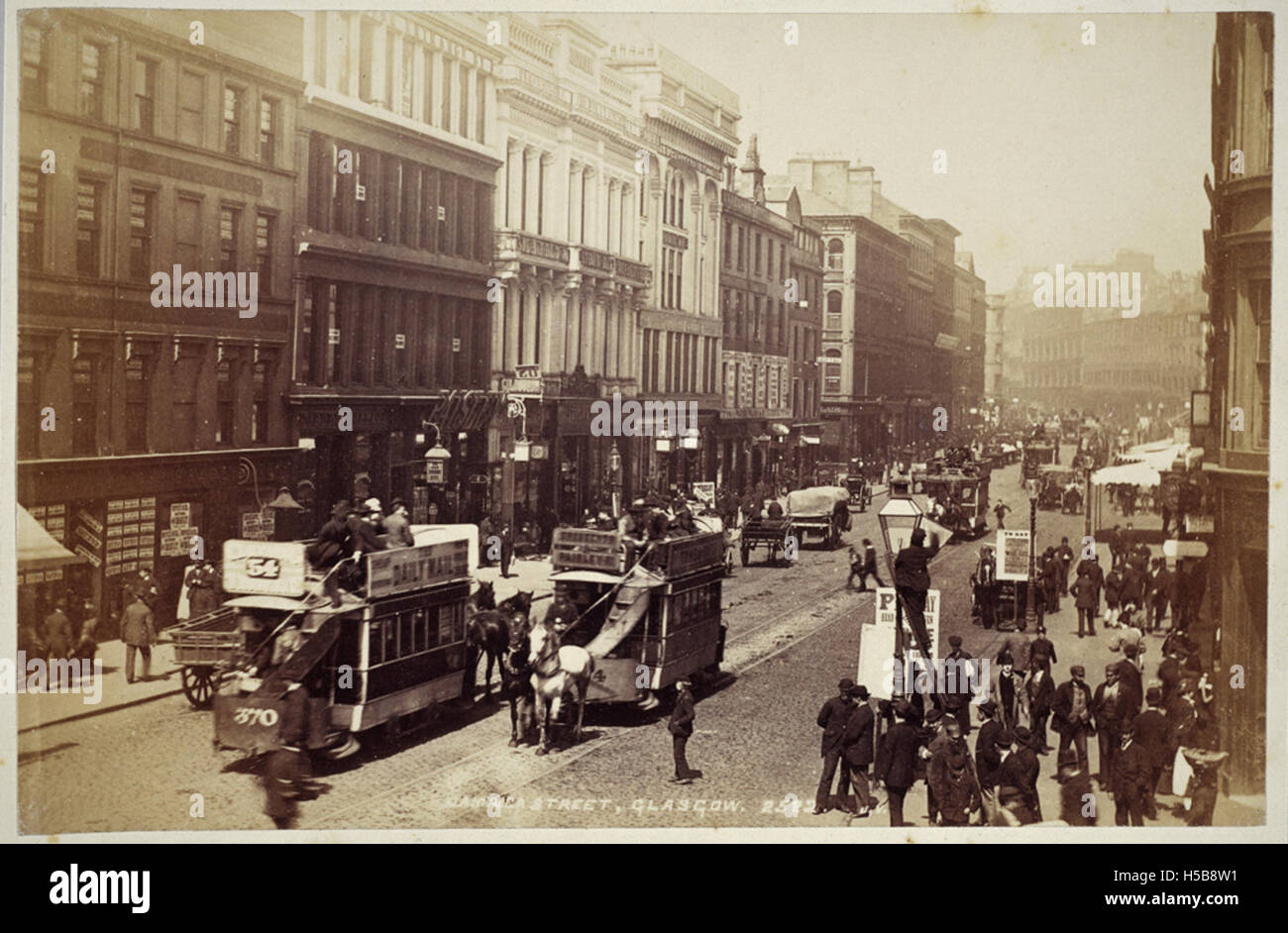 Questa immagine raffigura Jamaica Street a Glasgow, identificata dal codice di riferimento "lleries 3092097639". La strada fa parte dell'infrastruttura storica di Glasgow, conosciuta per le sue caratteristiche architettoniche e l'ambiente urbano. Jamaica Street è stata a lungo una strada importante a Glasgow, che collega le principali località della città e funge da hub per il commercio e i trasporti locali. Foto Stock