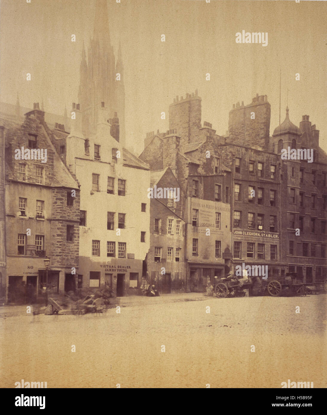 Il Grassmarket è un'area storica di mercato a Edimburgo, in Scozia, conosciuta per la sua vivace storia e le attività sociali. Oggi, è un'area popolare per i visitatori, che offre negozi unici, pub ed esperienze culturali. Foto Stock