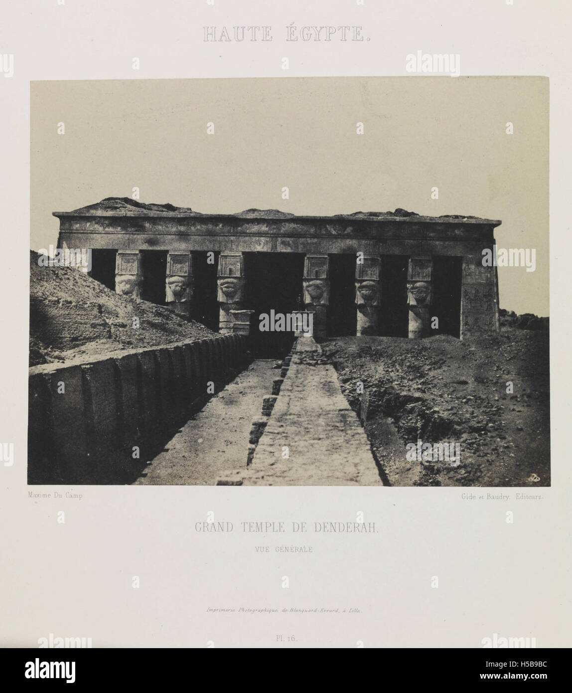 Questa fotografia cattura il grande Tempio di Dendera nell'alto Egitto, mostrando la grande scala e l'architettura di uno dei templi meglio conservati dell'Egitto. Foto Stock