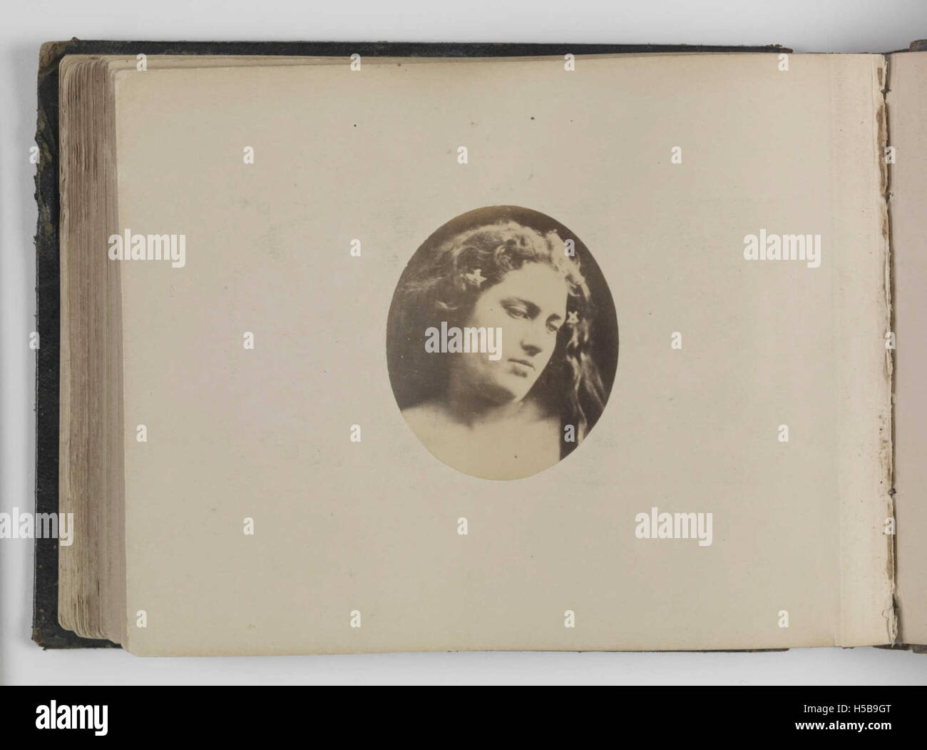 Questo dipinto intitolato "A Bacchante" di Cyllena Wilson, creato nel 1867, raffigura un soggetto classico nella storia dell'arte, con Bacchante che rappresenta una seguace femminile del dio Bacco, simboleggiando intossicazione e rivelazione nella mitologia classica. Foto Stock