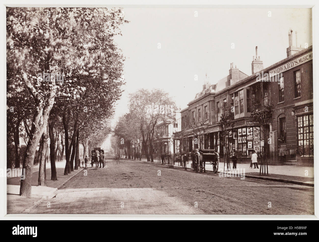 Una fotografia storica cattura una vista della Promenade Drive a Cheltenham, una posizione importante della città conosciuta per la sua architettura vittoriana e il suo significato culturale. Foto Stock