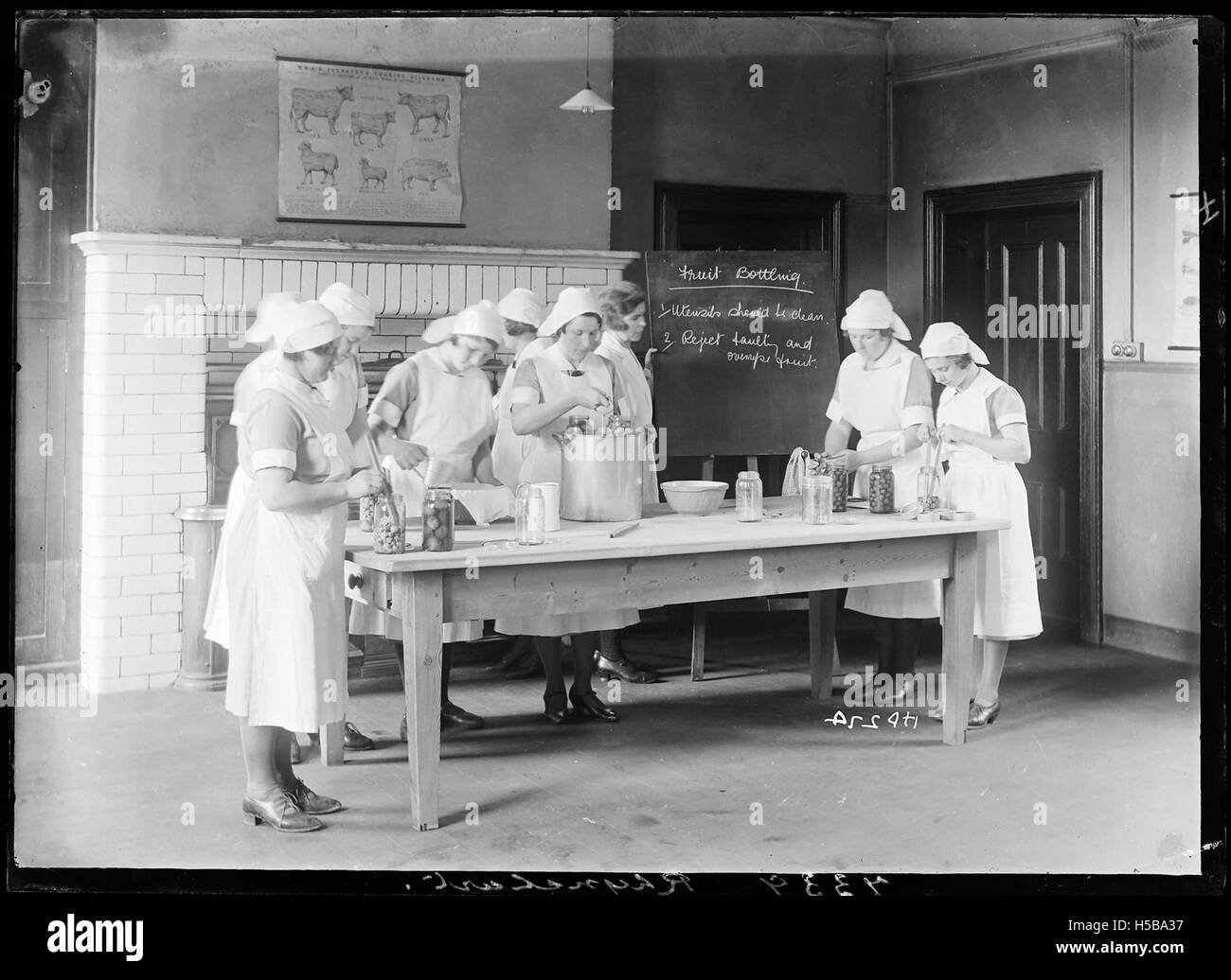 L'imbottigliamento della frutta si riferisce al processo di conservazione dei frutti sigillandoli in bottiglie. Questo metodo, popolare nella produzione alimentare, è stato ampiamente utilizzato per estendere la durata di conservazione della frutta di stagione per il consumo successivo. Foto Stock