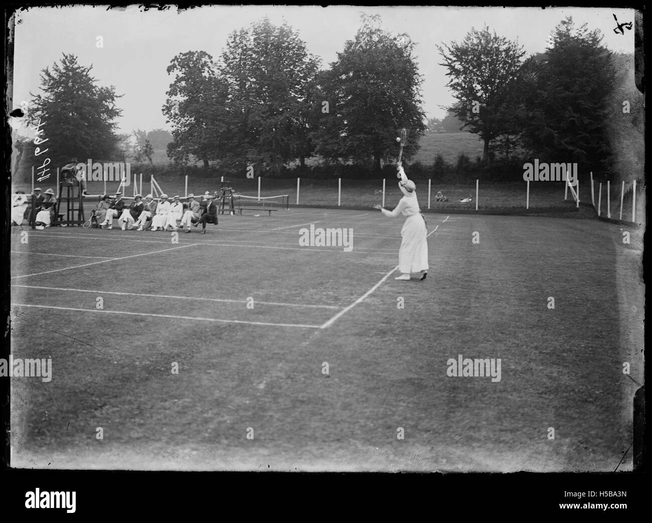 Una partita di tennis femminile, forse raffigurante una partita competitiva tra due atlete. L'immagine o l'evento si concentra sull'abilità, l'atletismo e l'abilità sportiva coinvolte nel tennis femminile. Foto Stock