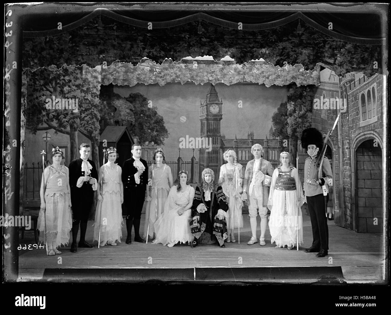 Questa opera d'arte cattura una scena di uno spettacolo d'opera, concentrandosi su luci drammatiche, costumi elaborati e un'intensa atmosfera tipica delle produzioni d'opera. L'opera enfatizza la grandezza e l'emozione al centro della forma d'arte teatrale. Foto Stock