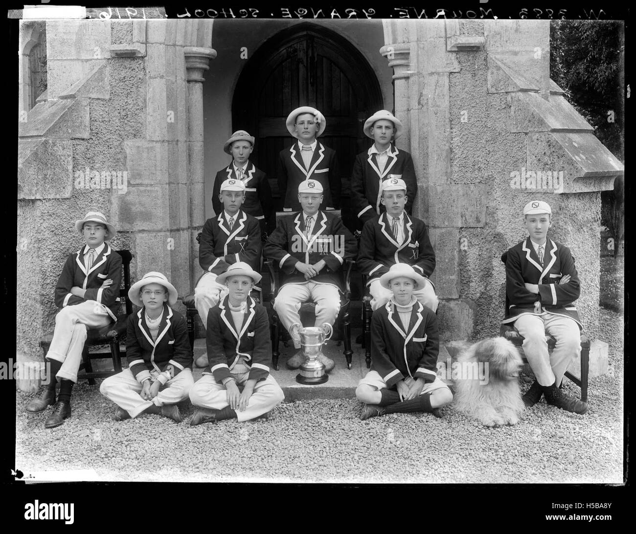 Nella foto è raffigurata la squadra di cricket della Mourne Grange School, che mostra gli studenti e il personale coinvolti in questo sport scolastico. Il cricket è un'attività popolare nel programma extracurricolare della scuola. Foto Stock