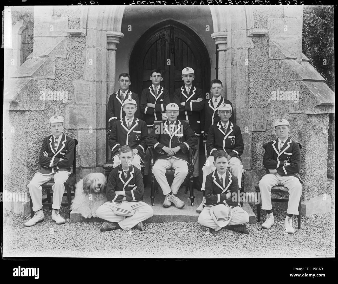 Una fotografia della squadra di cricket della Mourne Grange School, che mostra gli studenti e il loro coinvolgimento nello sport durante l'anno scolastico. Foto Stock