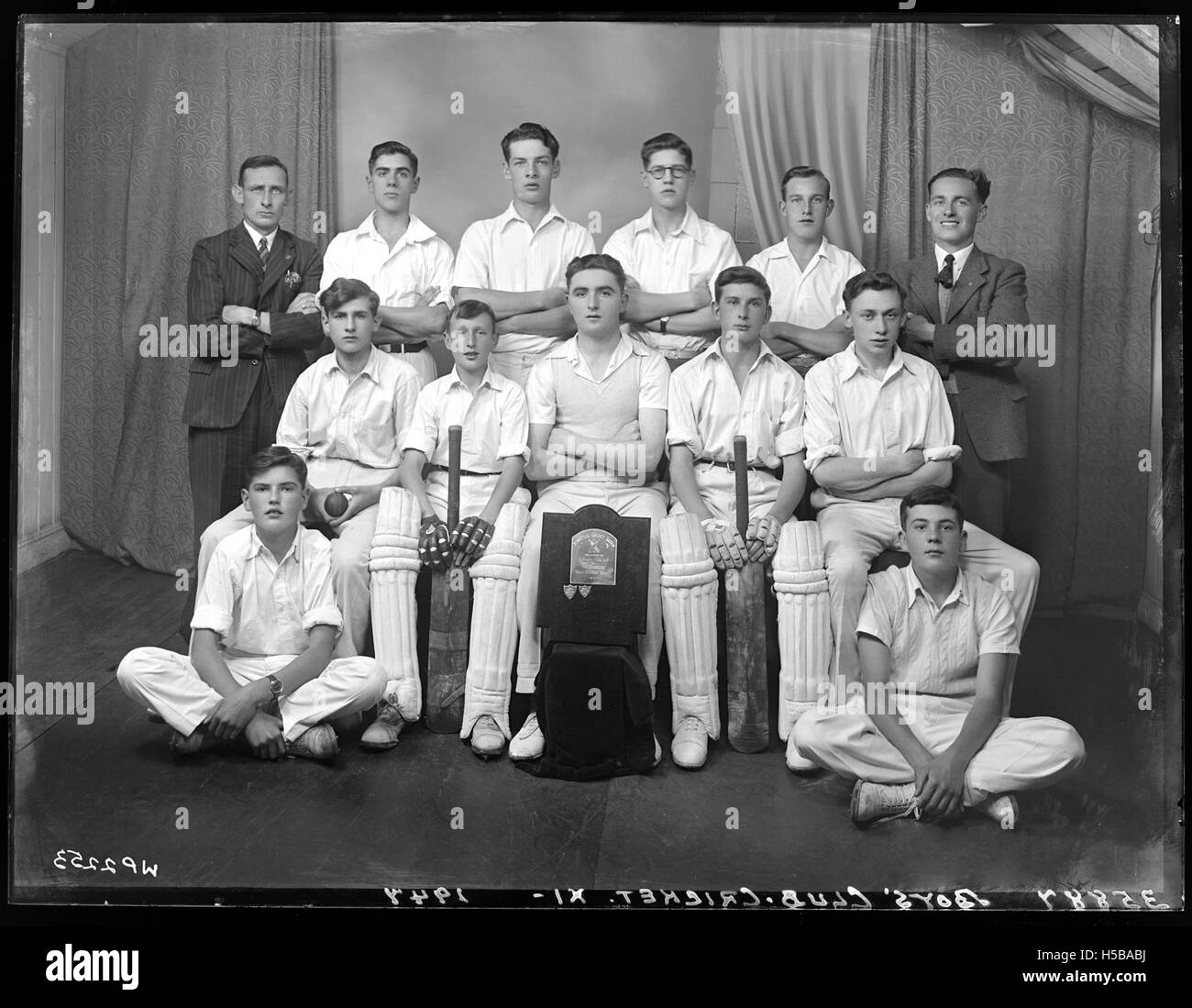 Una squadra di cricket maschile si riferisce a un gruppo di giocatori maschi che partecipano al cricket, uno sport di squadra all'aperto che coinvolge pipistrello e palla. Le squadre competono in vari formati, tra cui test, partite di un giorno e T20. È uno sport ampiamente giocato a livello giovanile in tutto il mondo, sviluppando abilità nella battuta, nel bowling e nella messa in campo. Foto Stock Una squadra di cricket maschile si riferisce a un gruppo di giocatori maschi che partecipano al cricket, uno sport di squadra all'aperto che coinvolge pipistrello e palla. Le squadre competono in vari formati, tra cui test, partite di un giorno e T20. È uno sport ampiamente giocato a livello giovanile in tutto il mondo, sviluppando abilità nella battuta, nel bowling e nella messa in campo. Foto Stock