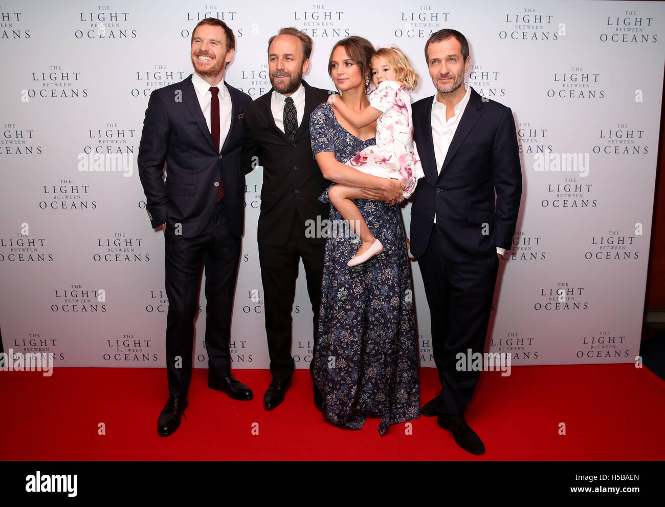 (Da sinistra a destra) Michael Fassbender, Direttore Derek Cianfrance, Alicia Vikander, Firenze clero e il produttore David Heyman frequentando la luce tra gli oceani UK Premiere, a Curzon Mayfair, Londra. Vedere PA storia SHOWBIZ Oceano. Foto Stock