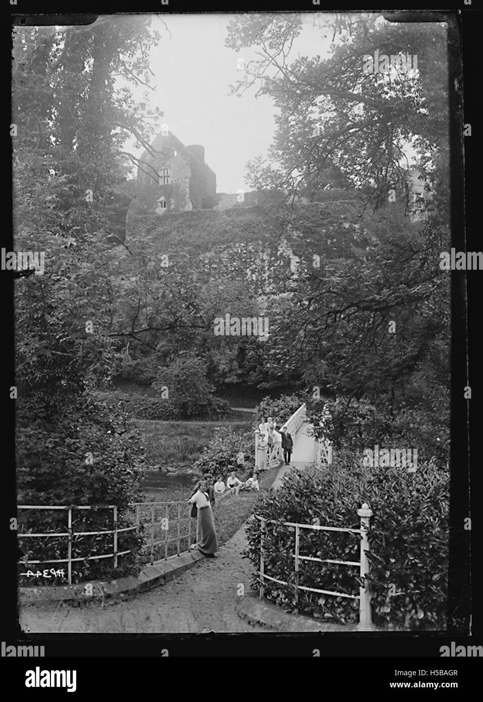 Una fotografia che cattura una famiglia non identificata in piedi vicino al Castello di Benburb, un sito storico nell'Irlanda del Nord. L'immagine offre uno scorcio sulla visita di una famiglia a un monumento storico. Foto Stock