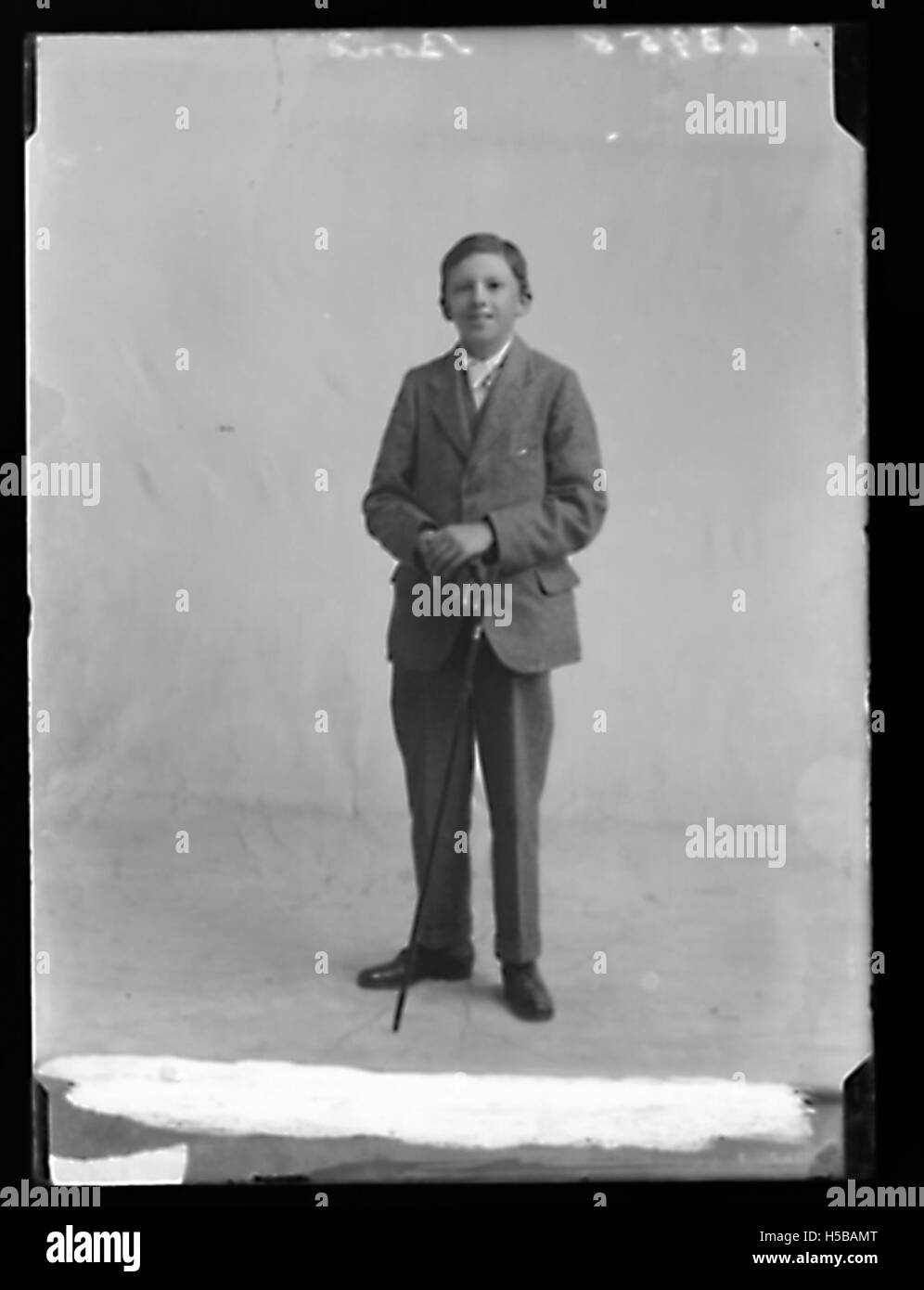 Il titolo obbligazionario è uno strumento finanziario utilizzato da governi o società per raccogliere capitali. Esso rappresenta un prestito concesso dall’investitore all’emittente, in genere con un tasso di interesse fisso e una data di scadenza. Le obbligazioni sono una componente fondamentale nei mercati finanziari, fornendo un’opzione di investimento sicura per coloro che cercano rendimenti costanti. Foto Stock