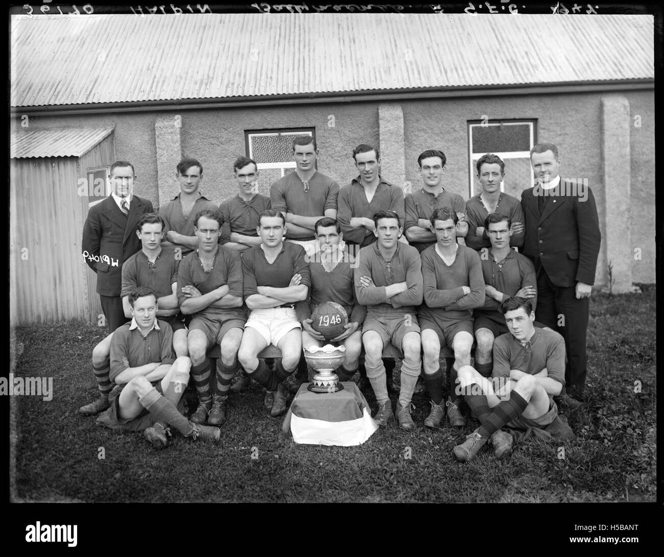 Una fotografia di una squadra di calcio gaelica, che mostra gli atleti in abbigliamento sportivo tradizionale. Il calcio gaelico è uno sport popolare in Irlanda, che combina elementi di calcio e rugby. Questa immagine cattura un momento di unità di squadra e atletismo. Foto Stock