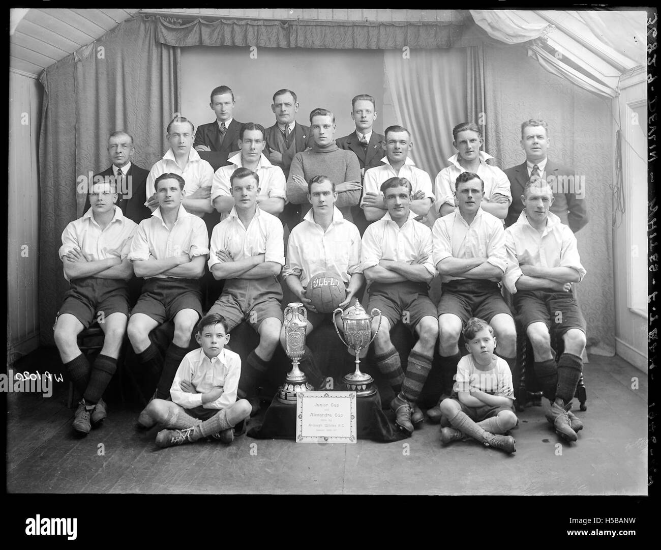 Un ritratto della squadra di calcio che mostra i giocatori in uniforme, probabilmente preso durante una stagione agonistica. Cattura l'unità e lo spirito della squadra, mostrando il loro impegno per questo sport. Foto Stock