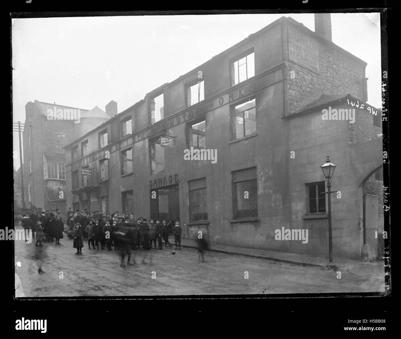 Questa fotografia mostra le conseguenze di un incendio alla McDowell & Co La motocicletta funziona, catturando la distruzione e i danni causati dall'incendio all'inizio del XX secolo. Foto Stock