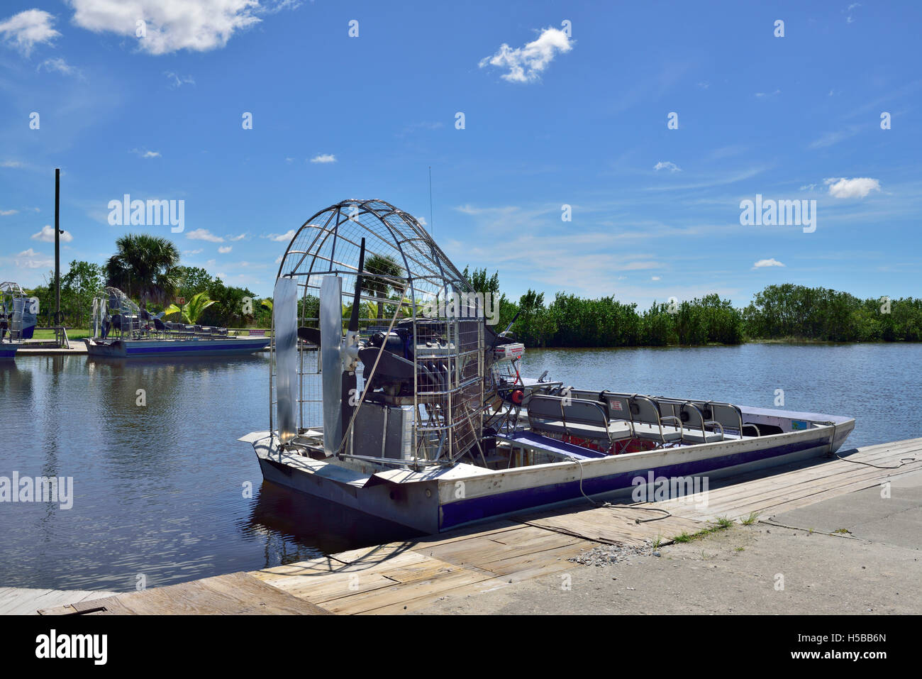 Airboats attraccata a Wooten's Everglades Airboat Tours in Everglades National Park, Florida, Stati Uniti d'America Foto Stock