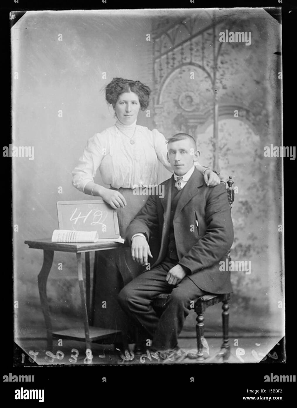 Un codice di riferimento del catalogo, che probabilmente identifica una fotografia o un documento archiviato all'interno di una raccolta specifica, che denota un elemento storico o di archivio. Foto Stock