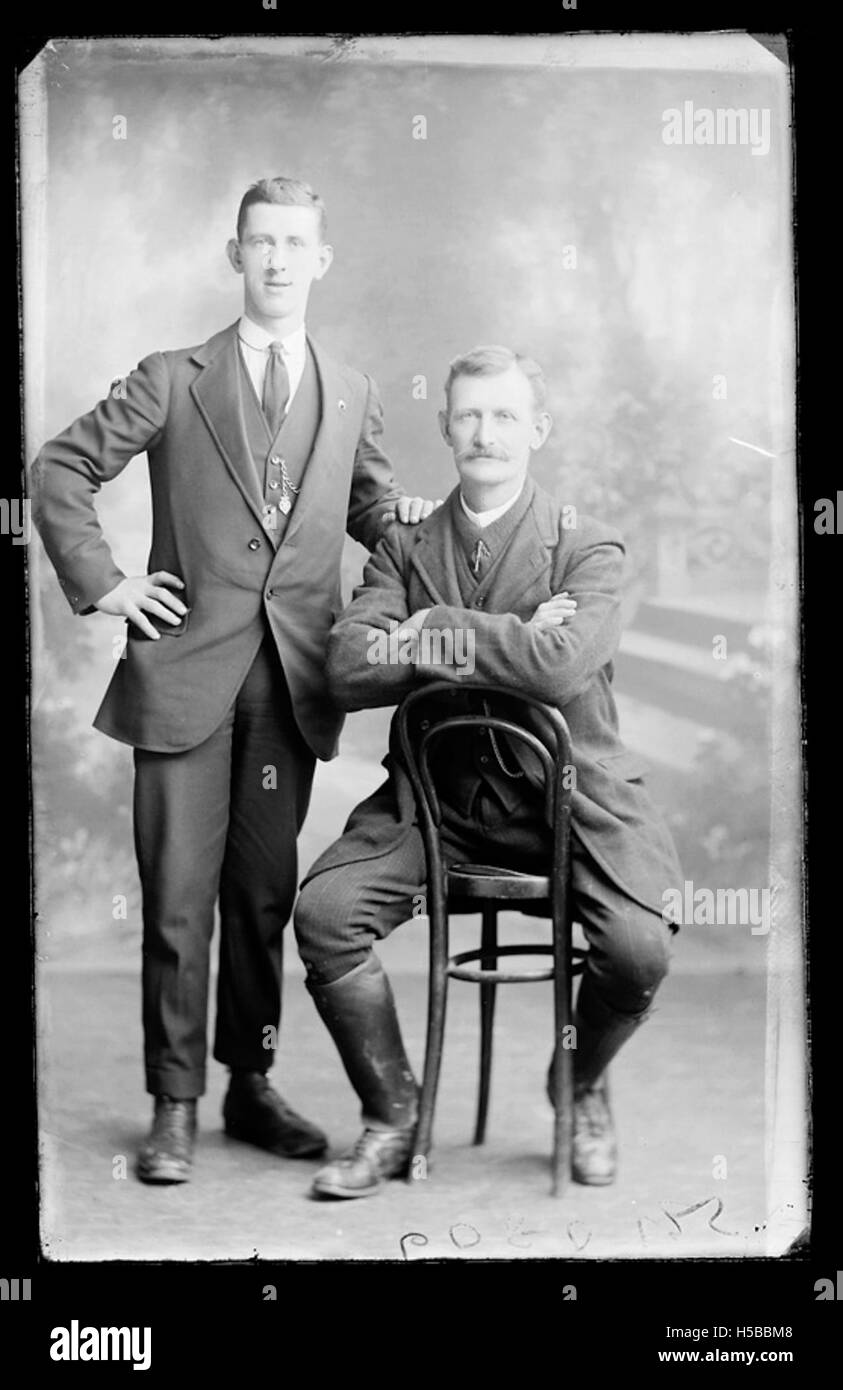 Una fotografia di un'opera d'arte intitolata "D1422 B76292 K 08", un pezzo astratto con motivi e colori intricati, che mostra l'esplorazione dell'artista di forme e dinamiche di colore. Foto Stock