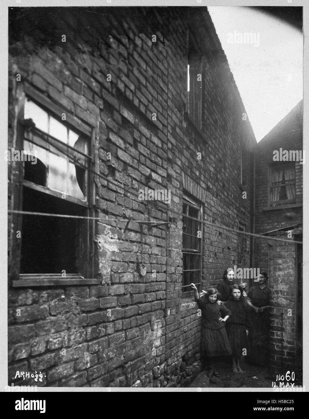 Hemsworth Street e Warwick Street sono ritratti, riflettendo lo sviluppo e l'architettura di un quartiere particolare. La foto cattura la struttura e il layout dell'area, mostrando edifici residenziali e commerciali. Foto Stock