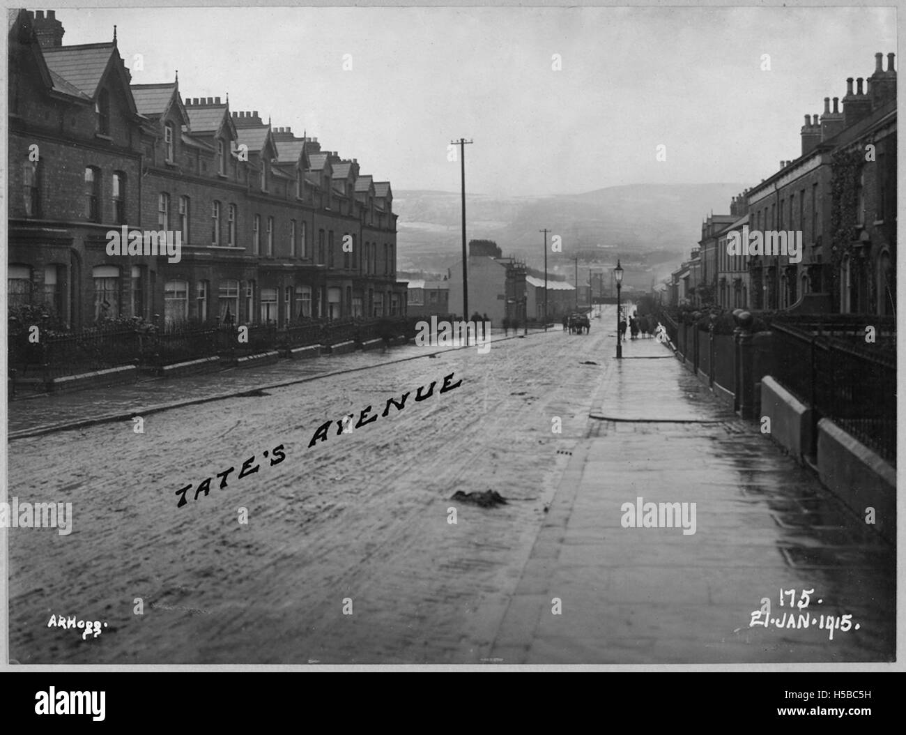 Questa vista generale dal 1911 raffigura Tate's Avenue, probabilmente catturando l'architettura e la scena stradale della zona in quel momento. Serve come testimonianza storica dell'ambiente locale all'inizio del XX secolo. Foto Stock