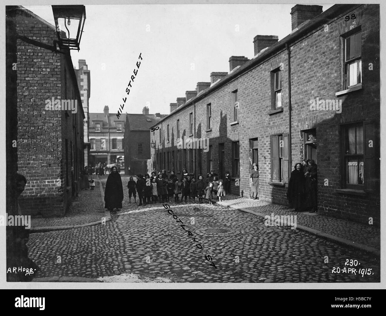 Riferimento a un piano fondiario o immobiliare del 1911, che elenca gli edifici o le strutture numerati da 90 a 98 sotto la designazione B.C.A. La didascalia evidenzia una mappa storica della proprietà, che mostra la pianificazione urbana dei primi anni del XX secolo. Foto Stock