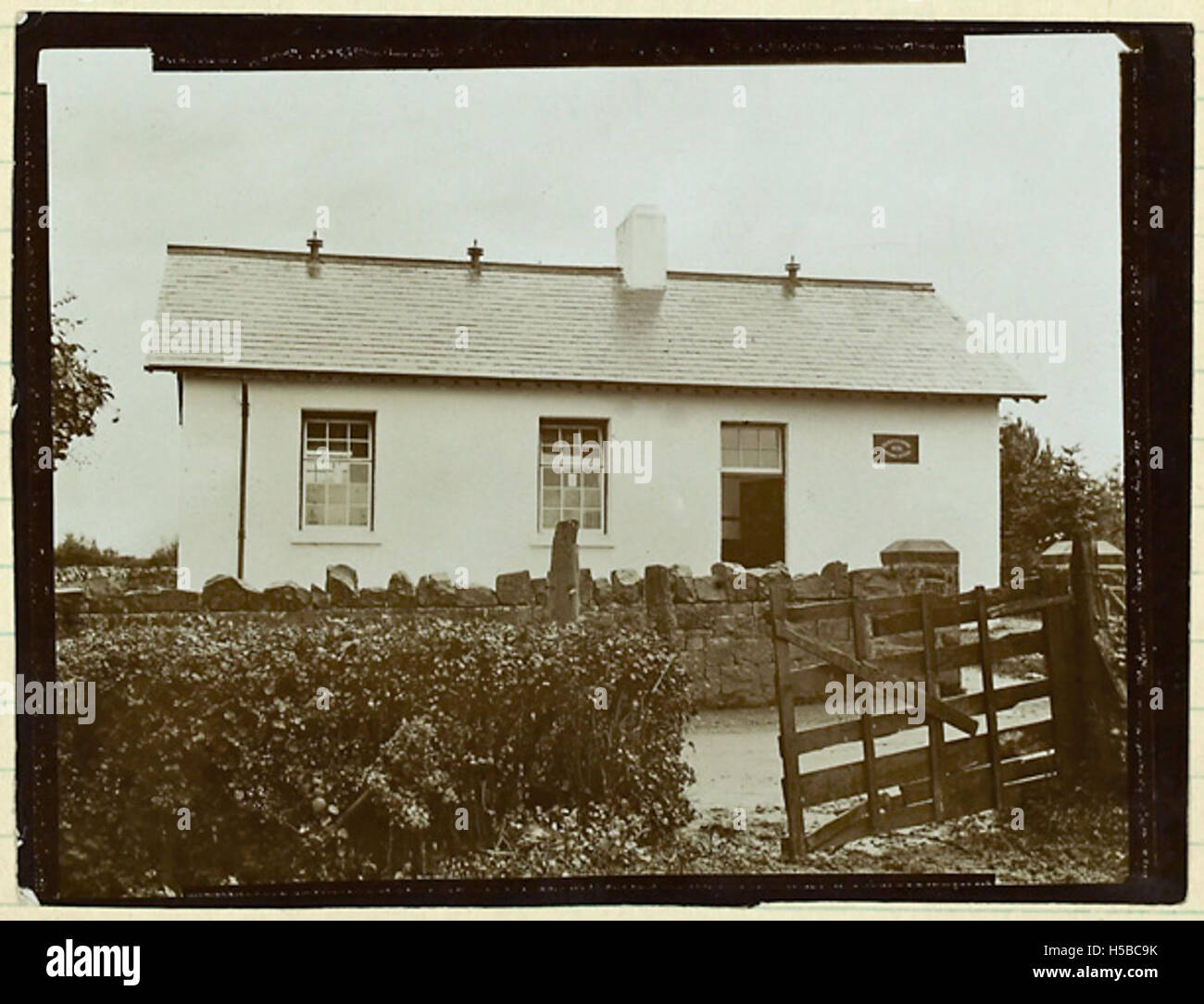 La Derrycarne School, situata nella contea di Armagh, è raffigurata in una fotografia storica che mostra l'architettura e la storia educativa della regione. Foto Stock