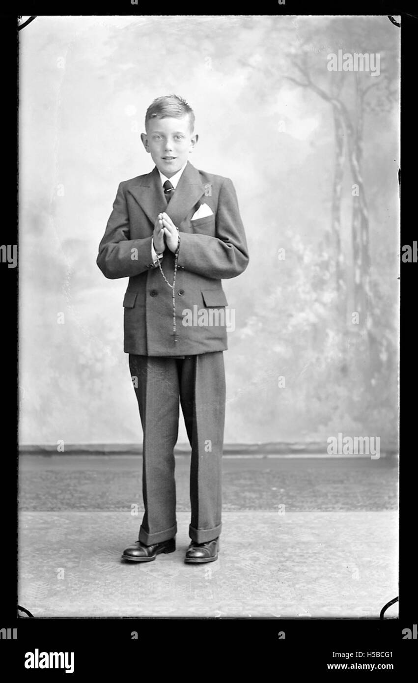 La sequenza alfanumerica D1422B76485 K 002A si riferisce probabilmente a un sistema di catalogazione o identificazione utilizzato in archivi, collezioni o gestione dell'inventario. La sequenza può rappresentare un record, un artefatto o un elemento specifico identificato a scopo di tracciamento o archiviazione. Foto Stock