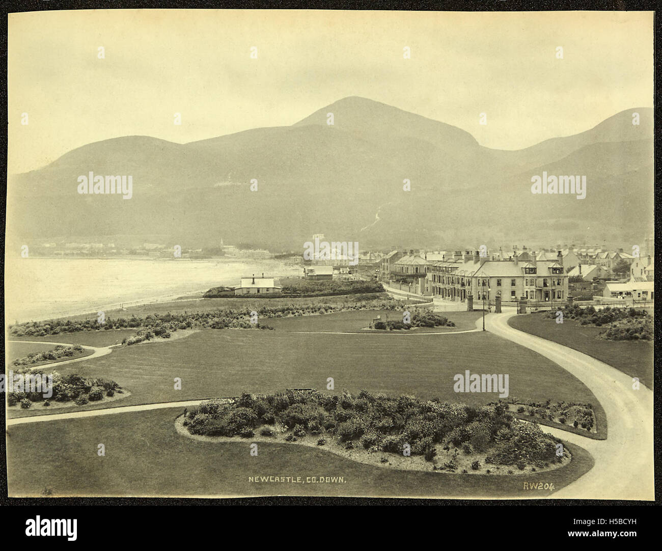 Newcastle è una città nella contea di Down, Irlanda del Nord, conosciuta per la sua pittoresca posizione sul mare ai piedi delle montagne Mourne. E' una popolare destinazione turistica e ha un significato storico come località turistica risalente al XIX secolo. Foto Stock