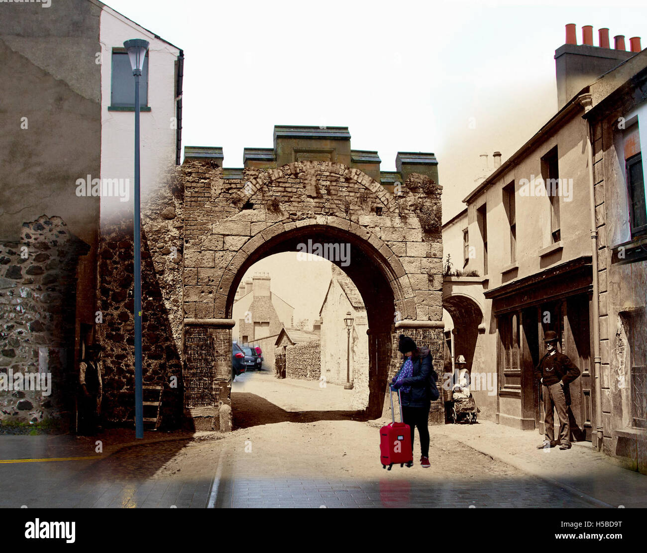 Il North Gate di Carrickfergus, contea di Antrim, è una struttura storica. Una volta faceva parte delle fortificazioni della città, rappresentando il suo patrimonio medievale e il suo significato storico nell'Irlanda del Nord. Foto Stock
