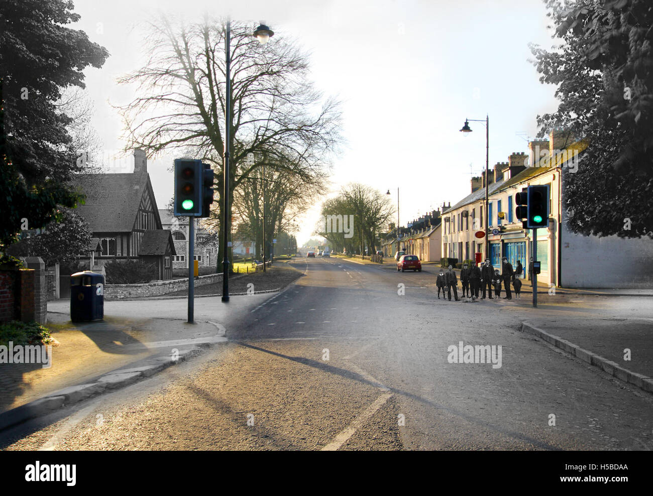 Questa immagine mostra la fusione di vecchie e nuove strutture a Sion Mills, Irlanda del Nord, illustrando lo sviluppo architettonico della città e la storia industriale nel tempo. Foto Stock