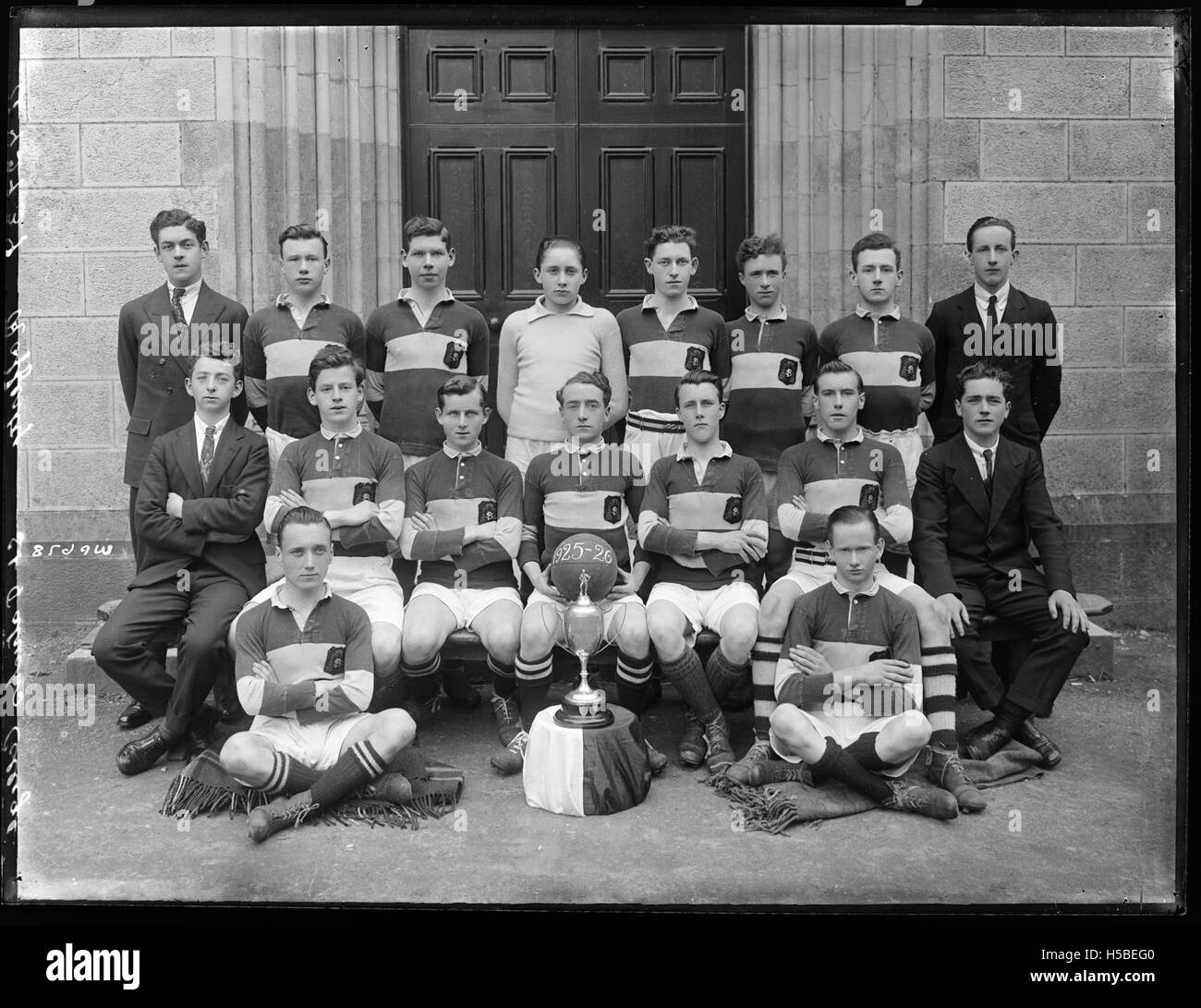 Una fotografia della squadra di football del St. Patrick's College, che rappresenta la scuola in partite competitive. La squadra è una parte significativa della cultura sportiva del college, evidenziando il coinvolgimento degli studenti nell'atletica. Foto Stock