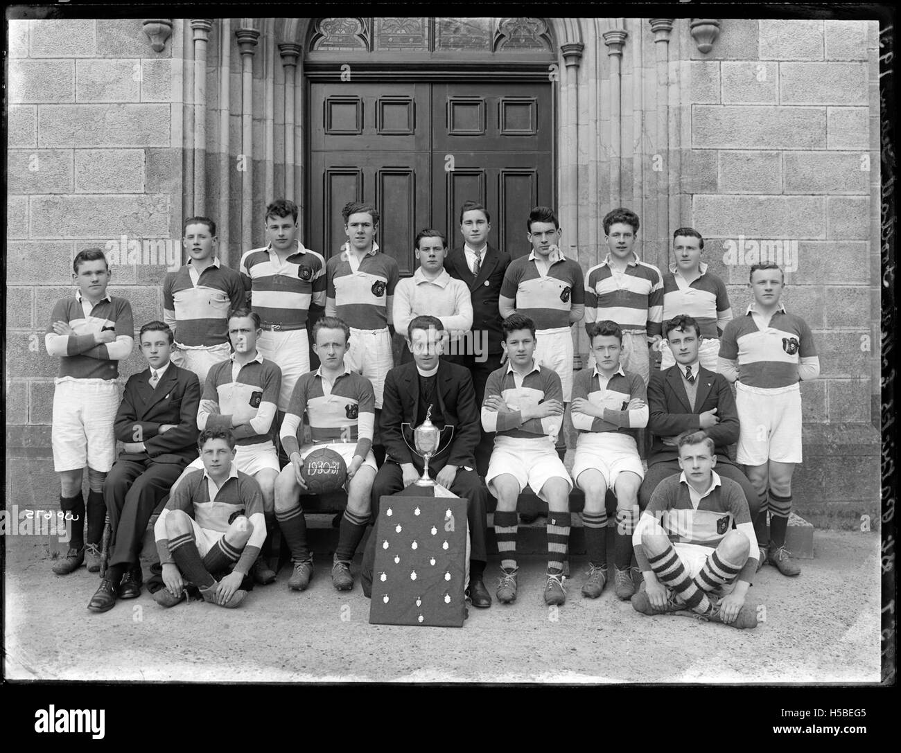Una fotografia della squadra di football del St. Patrick's College, che mostra i giocatori in uniforme. L'immagine mette in risalto lo spirito di squadra atletica e l'orgoglio del programma di football del college. Foto Stock