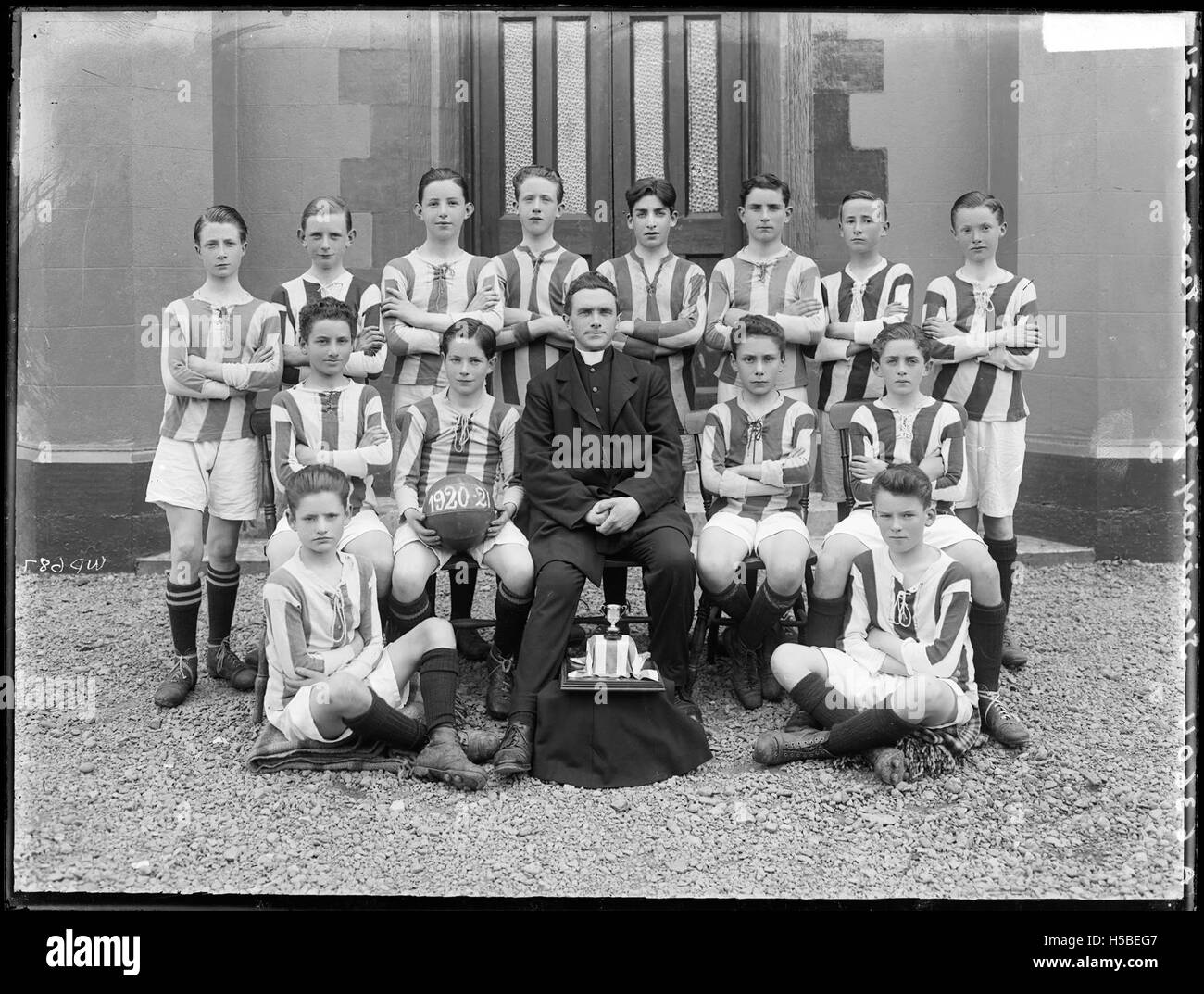 La squadra giovanile di football del St. Patrick's College è probabilmente una squadra di sport giovanili che rappresenta il St. Patrick's College. Questa fotografia cattura la squadra, mostrando l'importanza dello sport e della comunità nella storia del college. Foto Stock
