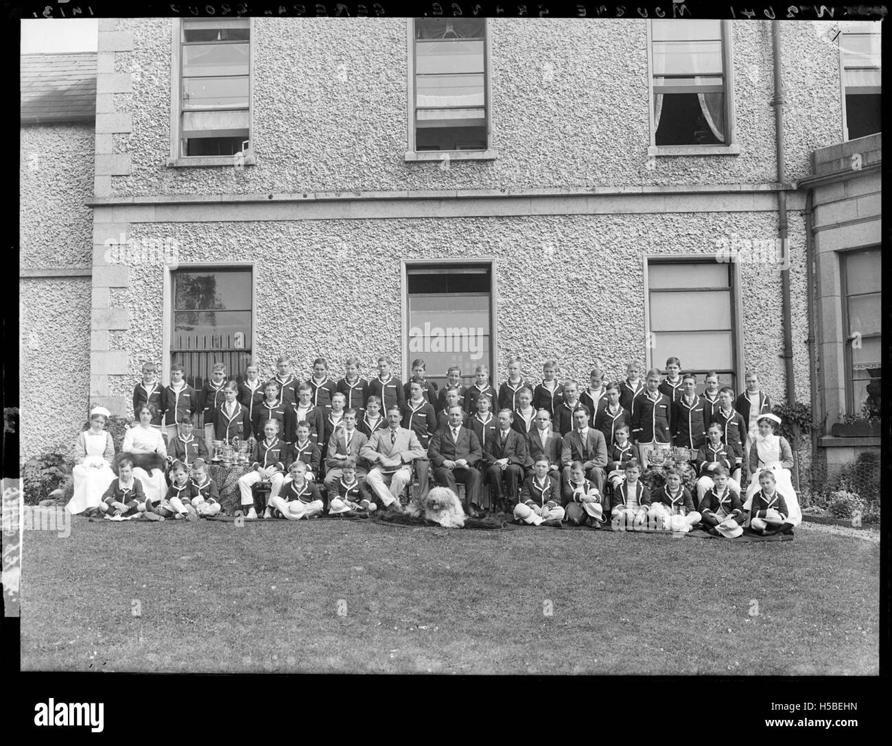 Un ritratto della Mourne Grange School, che cattura la storia, l'architettura e il suo significato nella comunità locale come istituzione educativa. Foto Stock