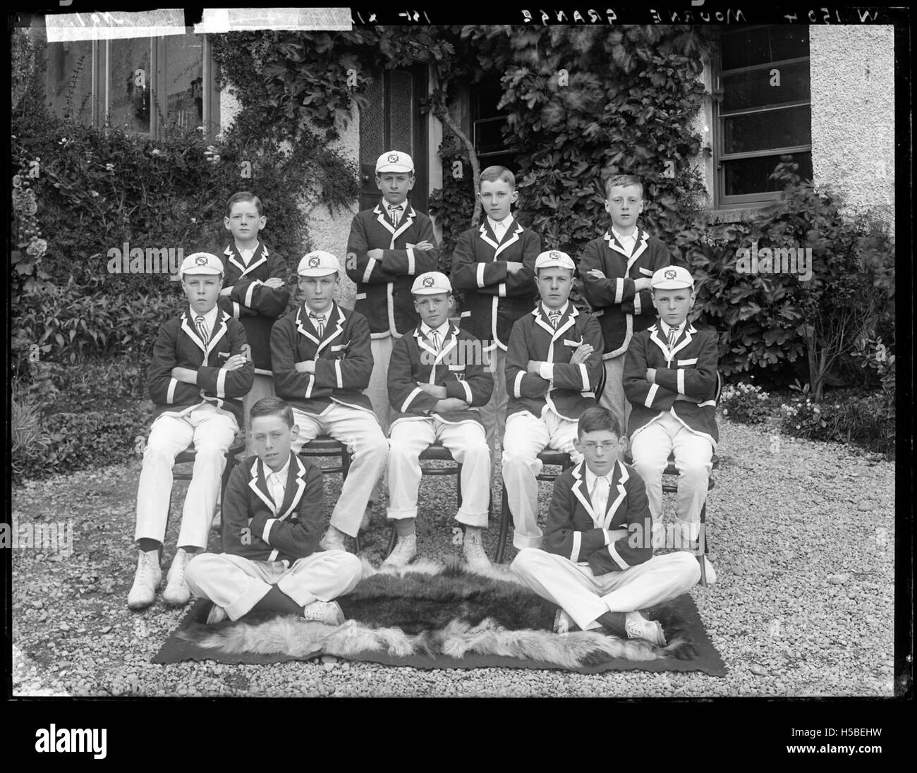 Un ritratto di gruppo della squadra di cricket Mourne Grange, probabilmente risalente all'inizio del XX secolo, che mostra i giocatori e il loro coinvolgimento nelle partite di cricket locali. Foto Stock