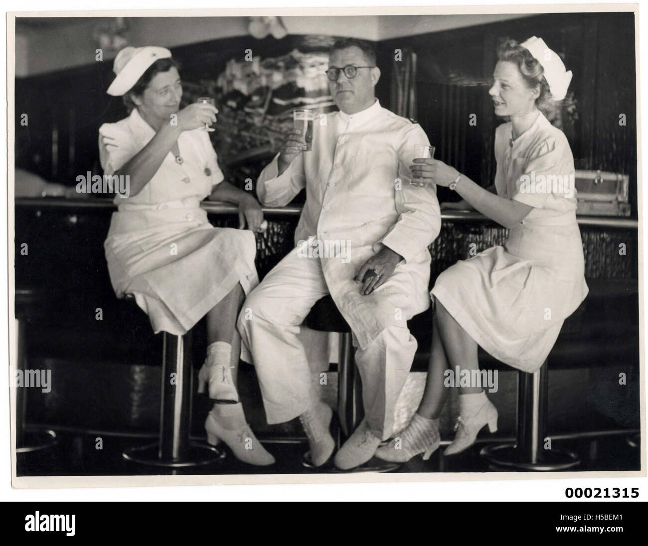 Fotografia del personale medico non identificato a bordo della nave ospedale TSS ORANJE II nel giugno 1941, che fornisce informazioni sulle operazioni mediche in tempo di guerra. Foto Stock